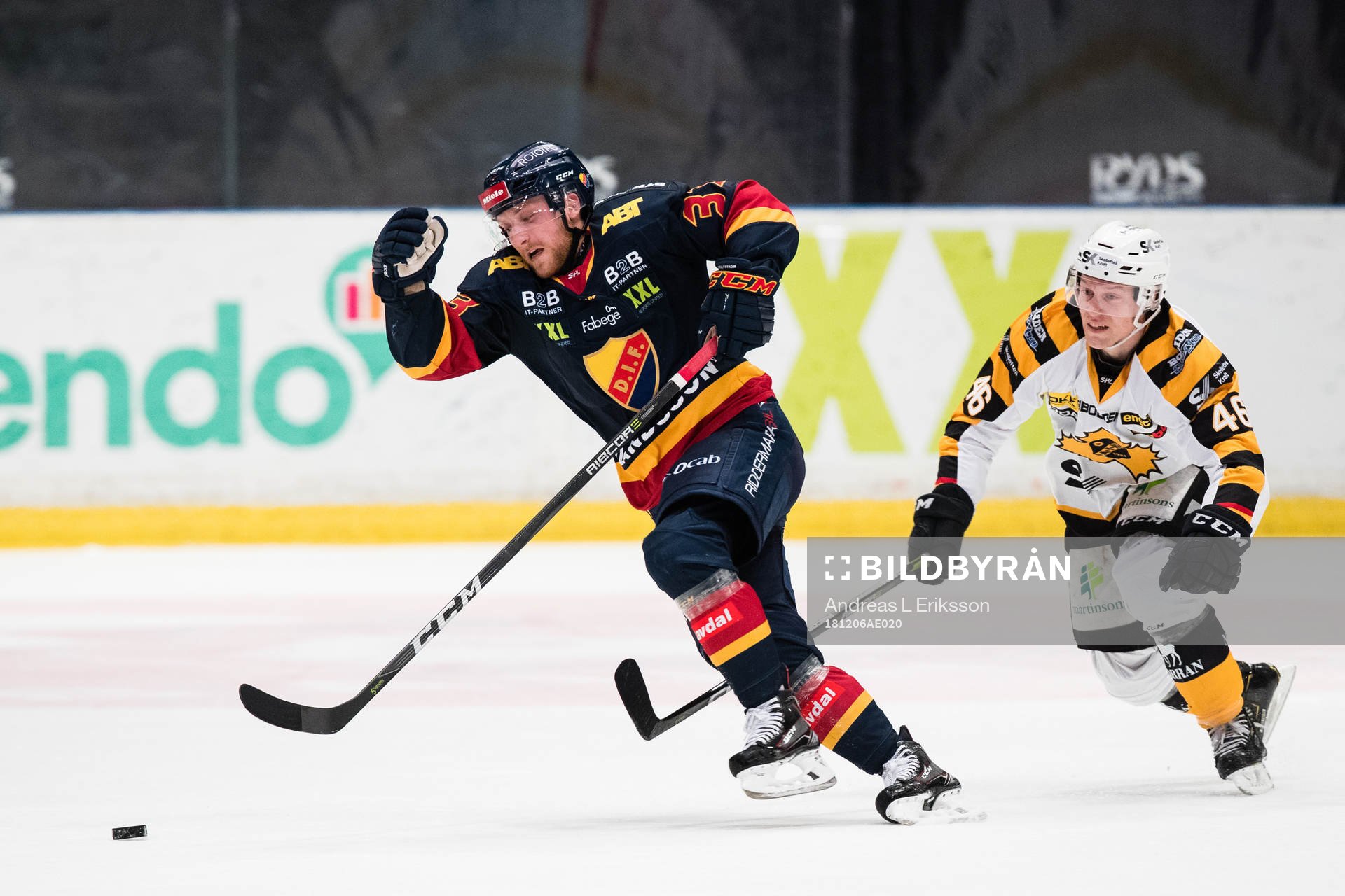 Djurgårdens Linus Hultström jagas av Skellefteås Mathis
