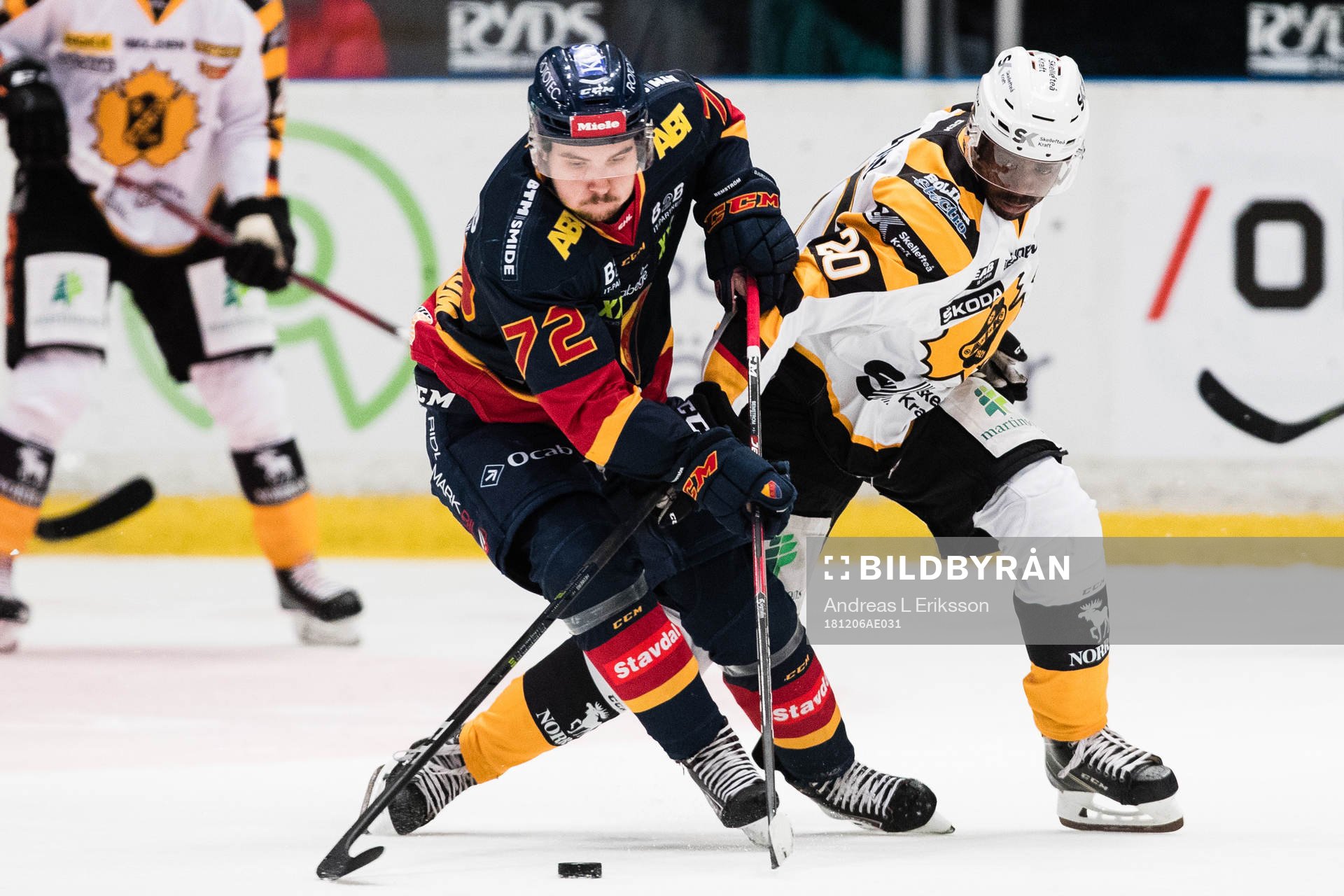 Djurgårdens Emil Bemström i kamp om pucken med