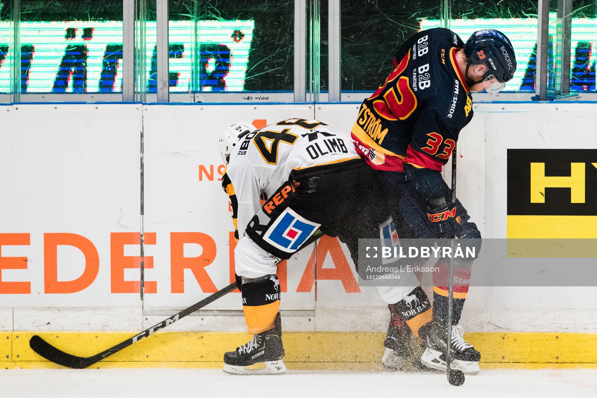 Skellefteås Mathis Olimb i kamp om pucken med Djurgårdens