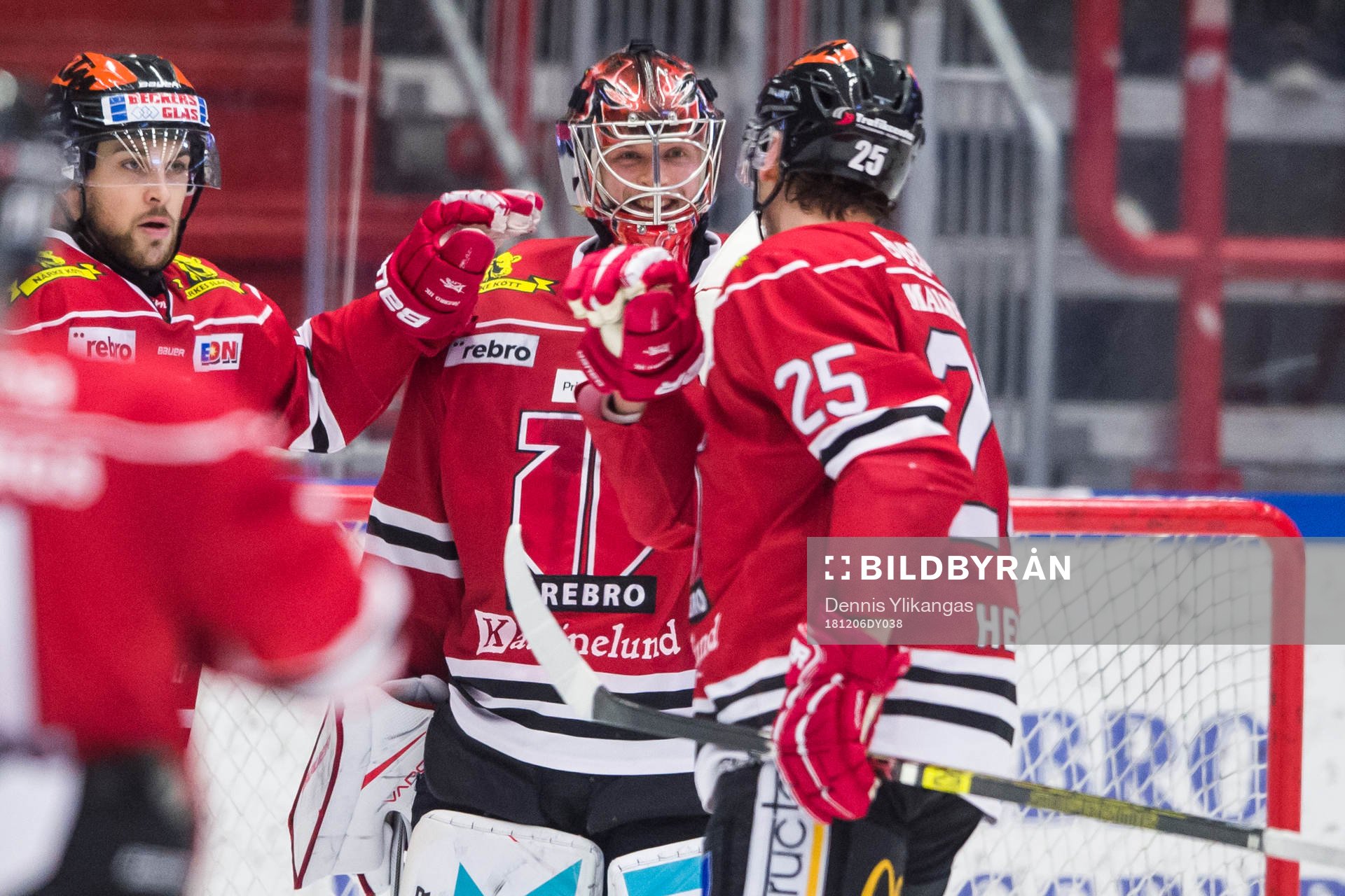 uÖrebros målvakt Eero Kilpeläinen jublar med Anton