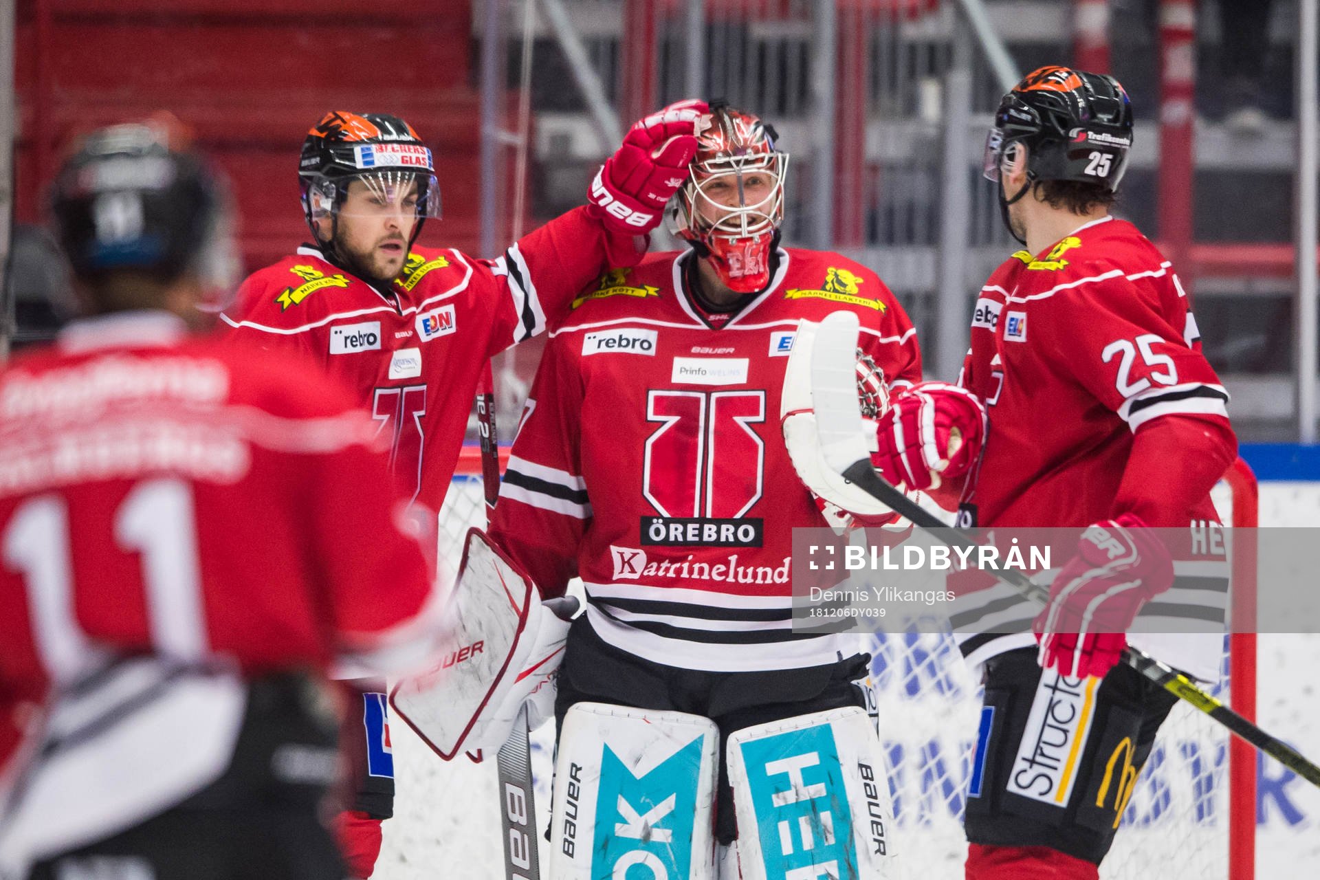 Örebros målvakt Eero Kilpeläinen jublar med Anton Hedman