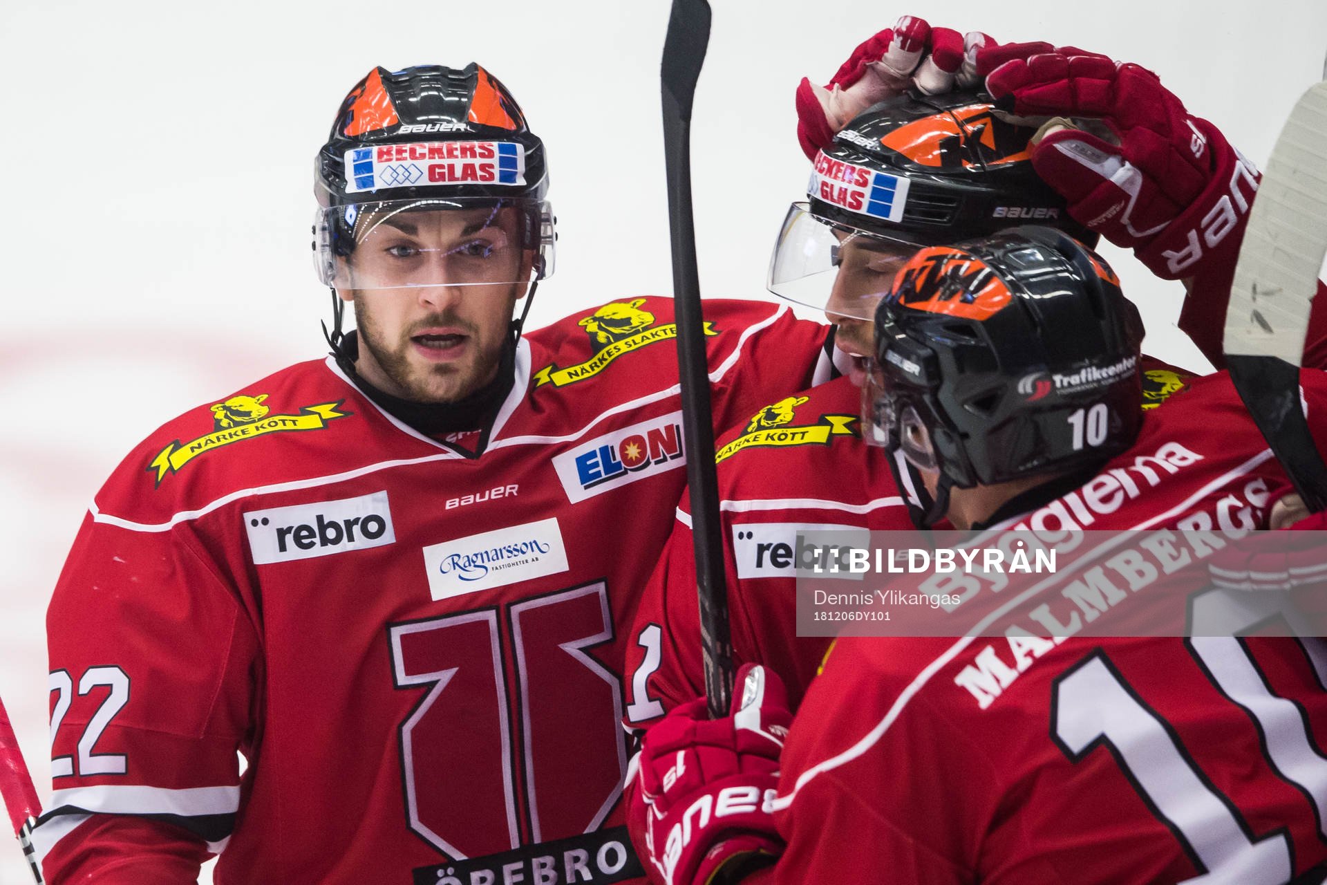 Örebros Aaron Palushaj jublar med Jonathan Andersson och