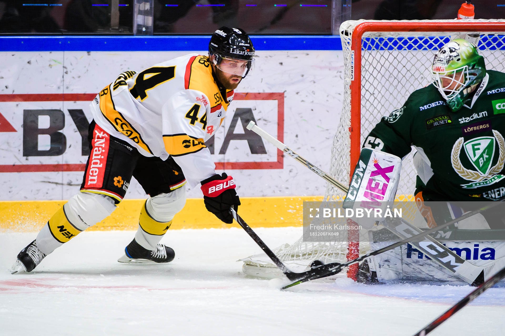 Luleås Mattias Guter och Färjestads målvakt Markus