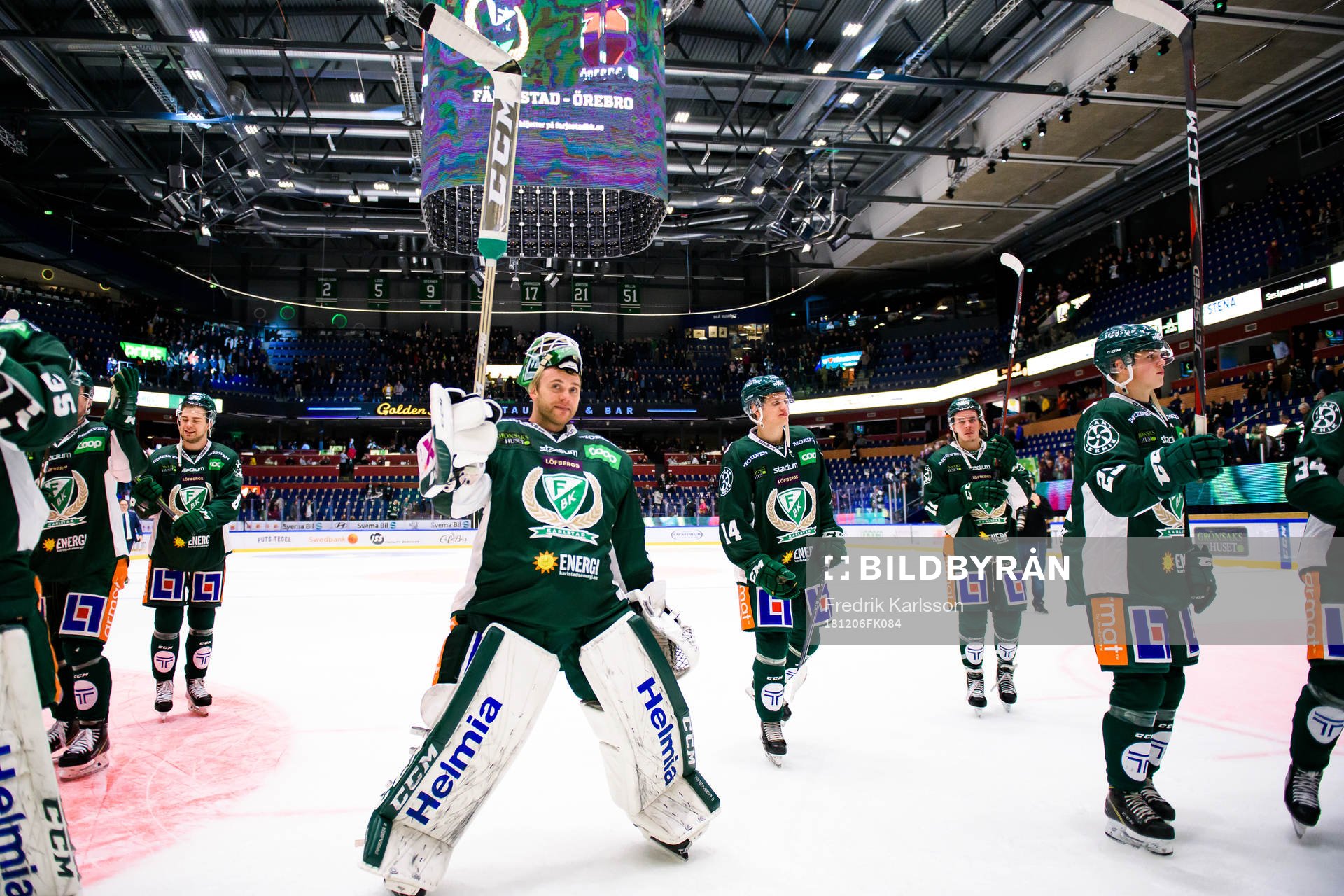 Färjestads målvakt Markus Svensson jublar och tackar