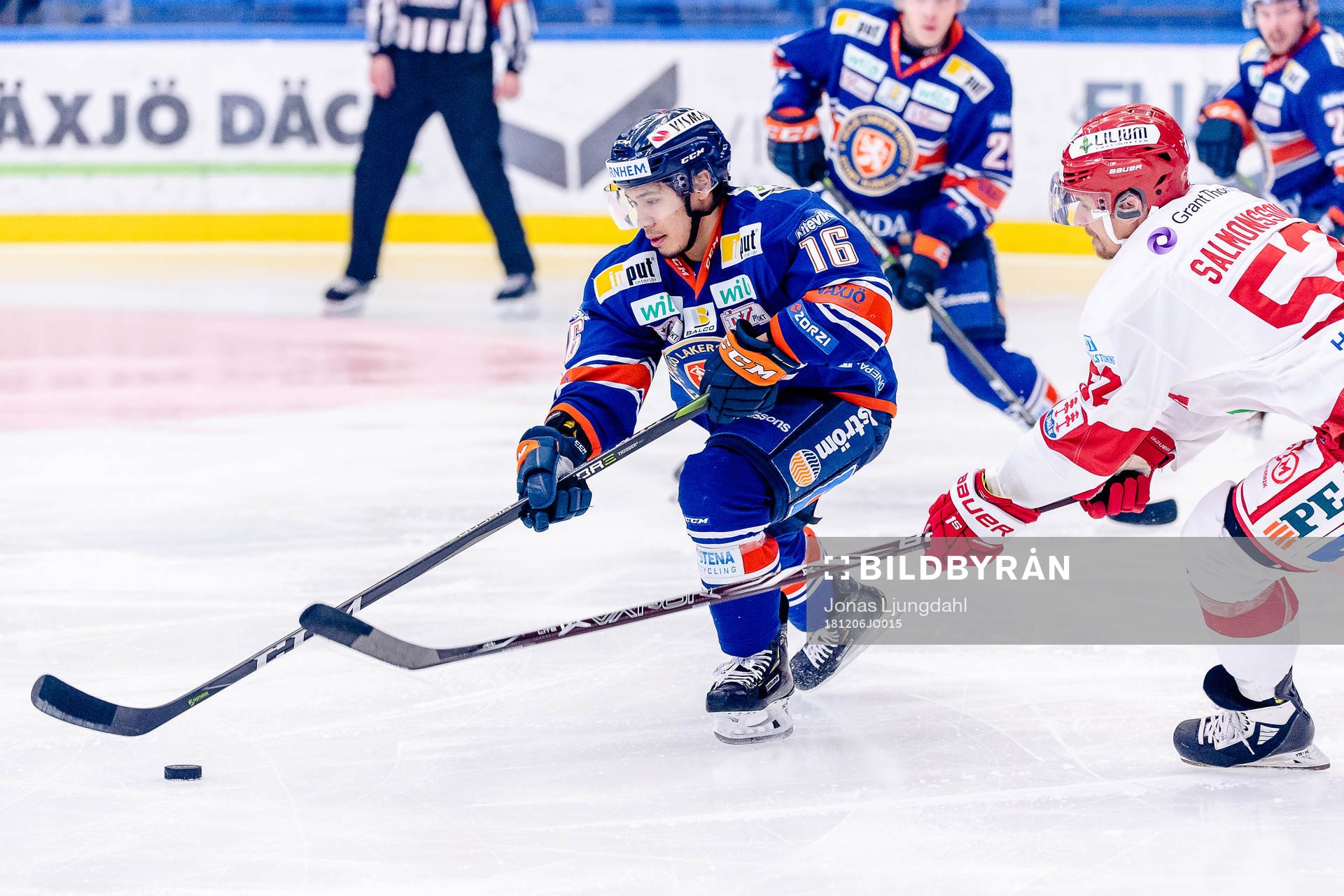 Växjös Austin Ortega jagas av Timrås Johannes Salmonsson