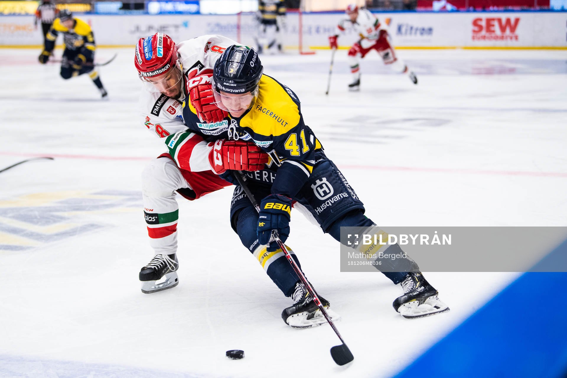 s Johan Johnsson i kamp om pucken
