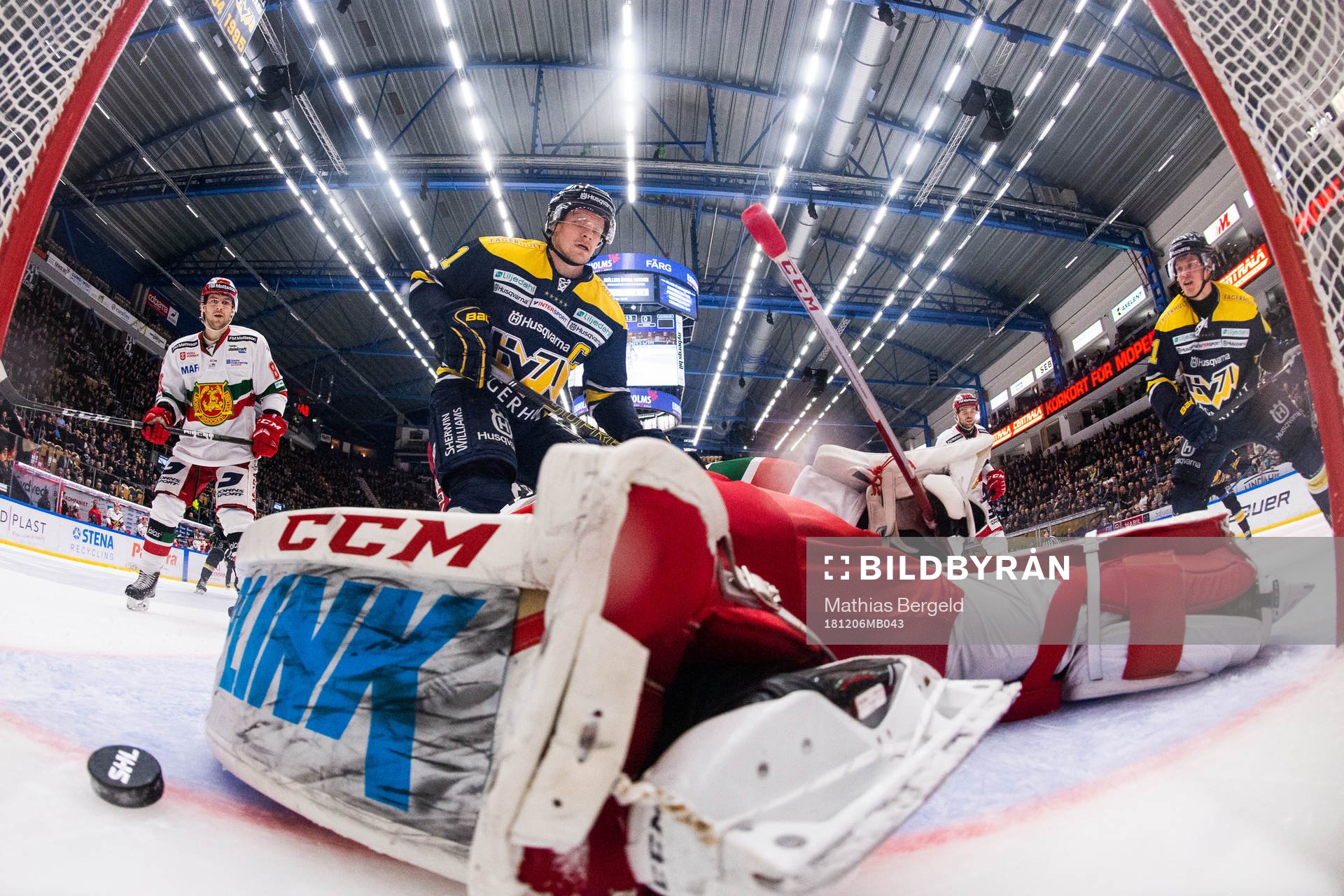 s Simon Önerud ser pucken gå in bakom Moras målvakt Isak