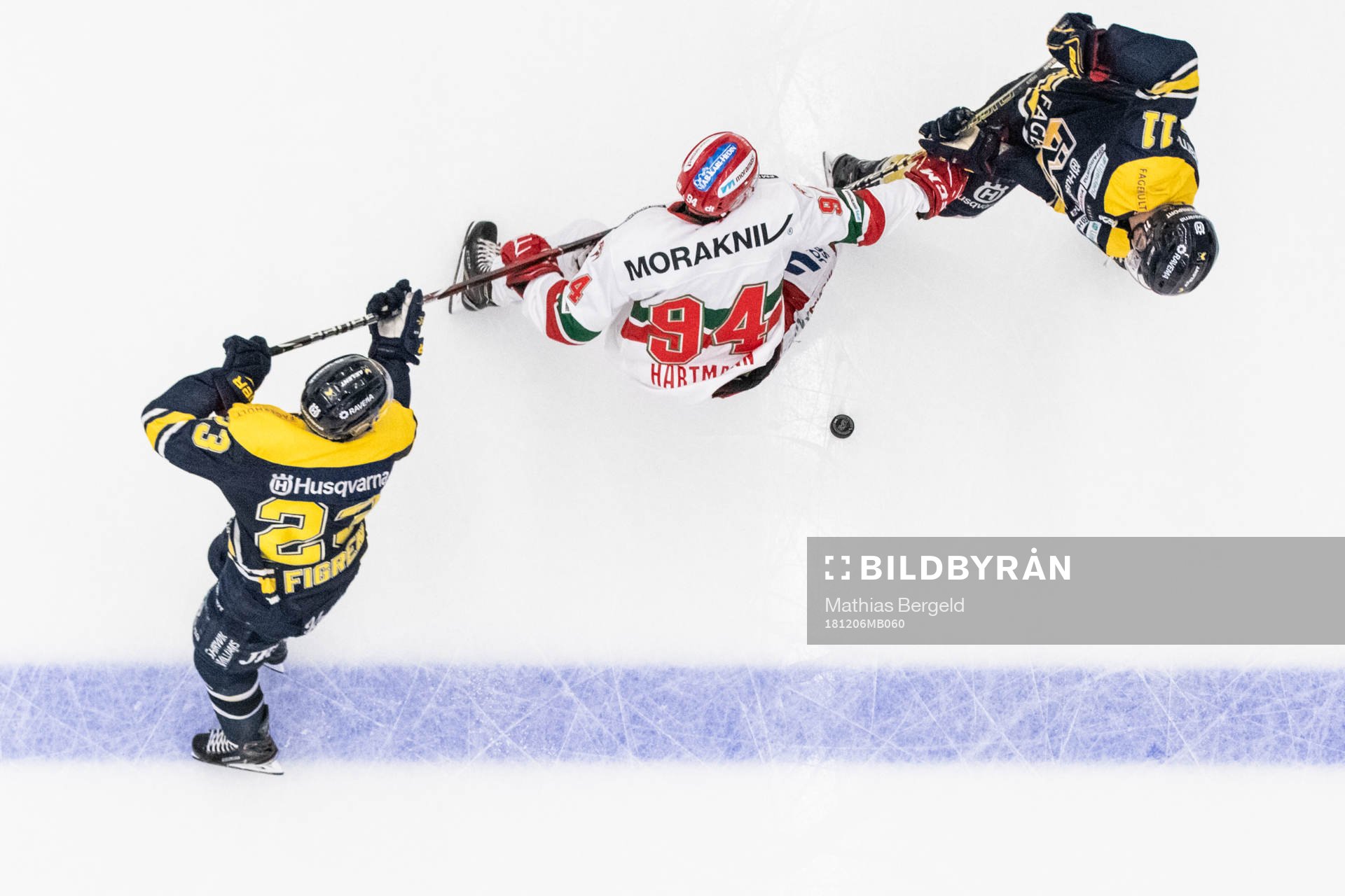 s Robin Figren och Simon Önerud i kamp om pucken med Moras
