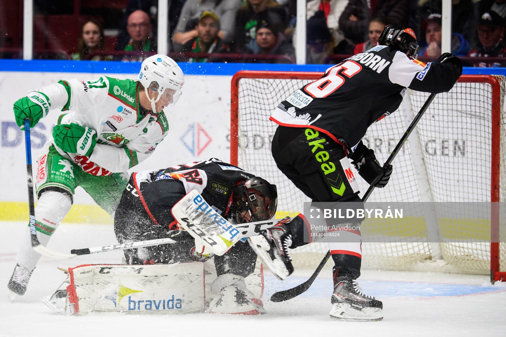 Rögles Leon Bristedt oroar mot Malmö Redhawks målvakt