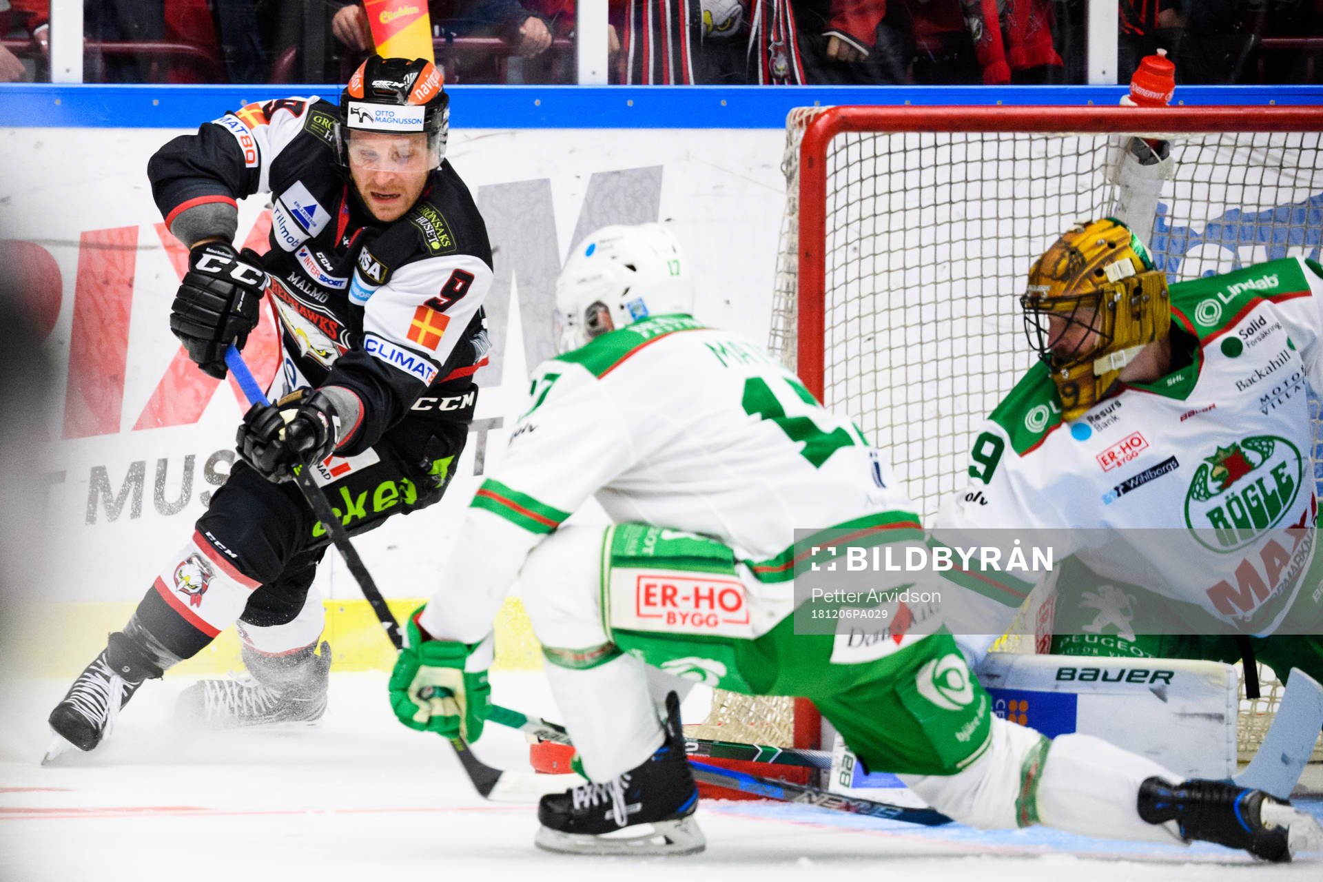 Malmö Redhawks Frederik Storm oroar mot Rögles målvakt