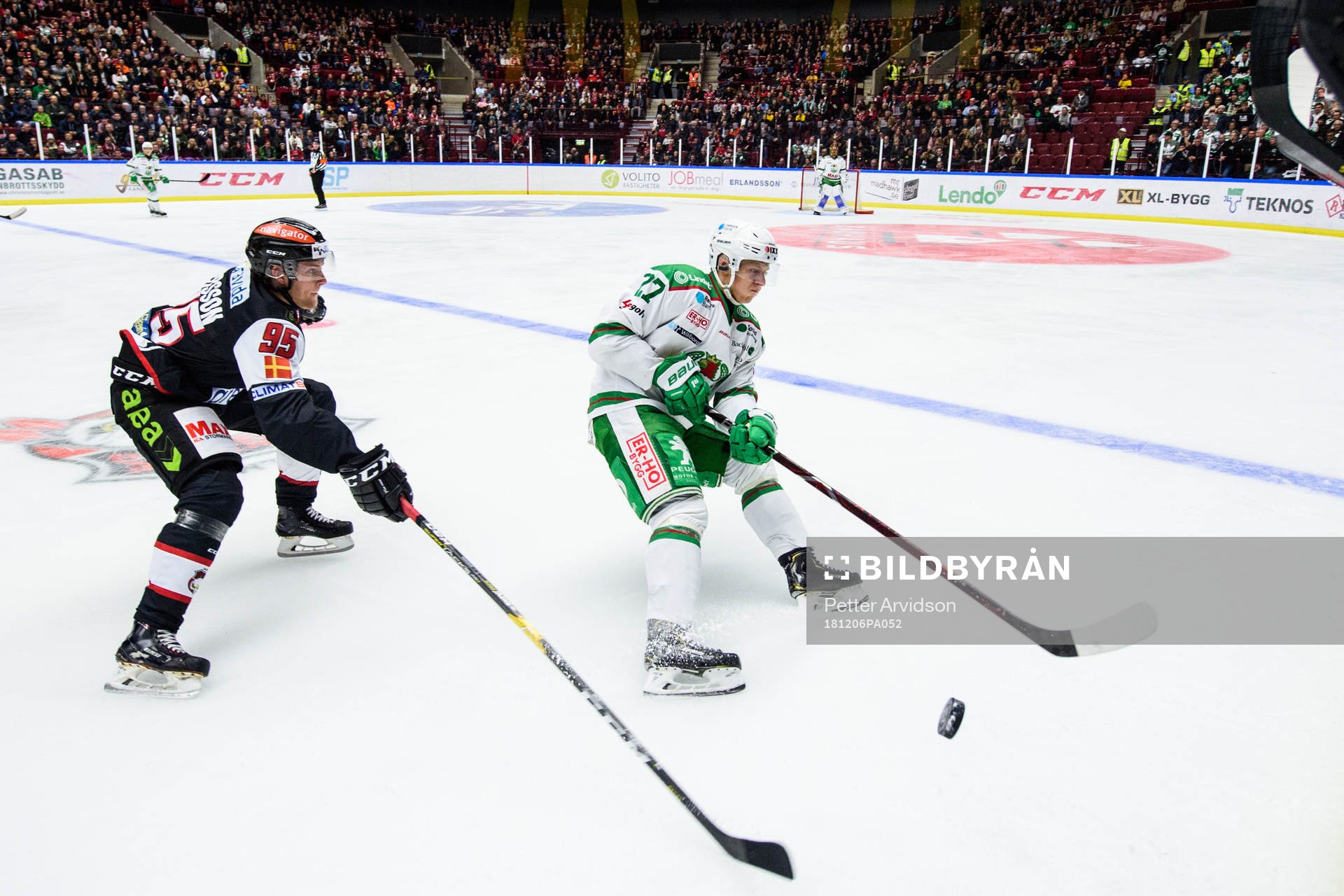 Malmö Redhawks Carl Persson och Rögles Jesper Williamsson