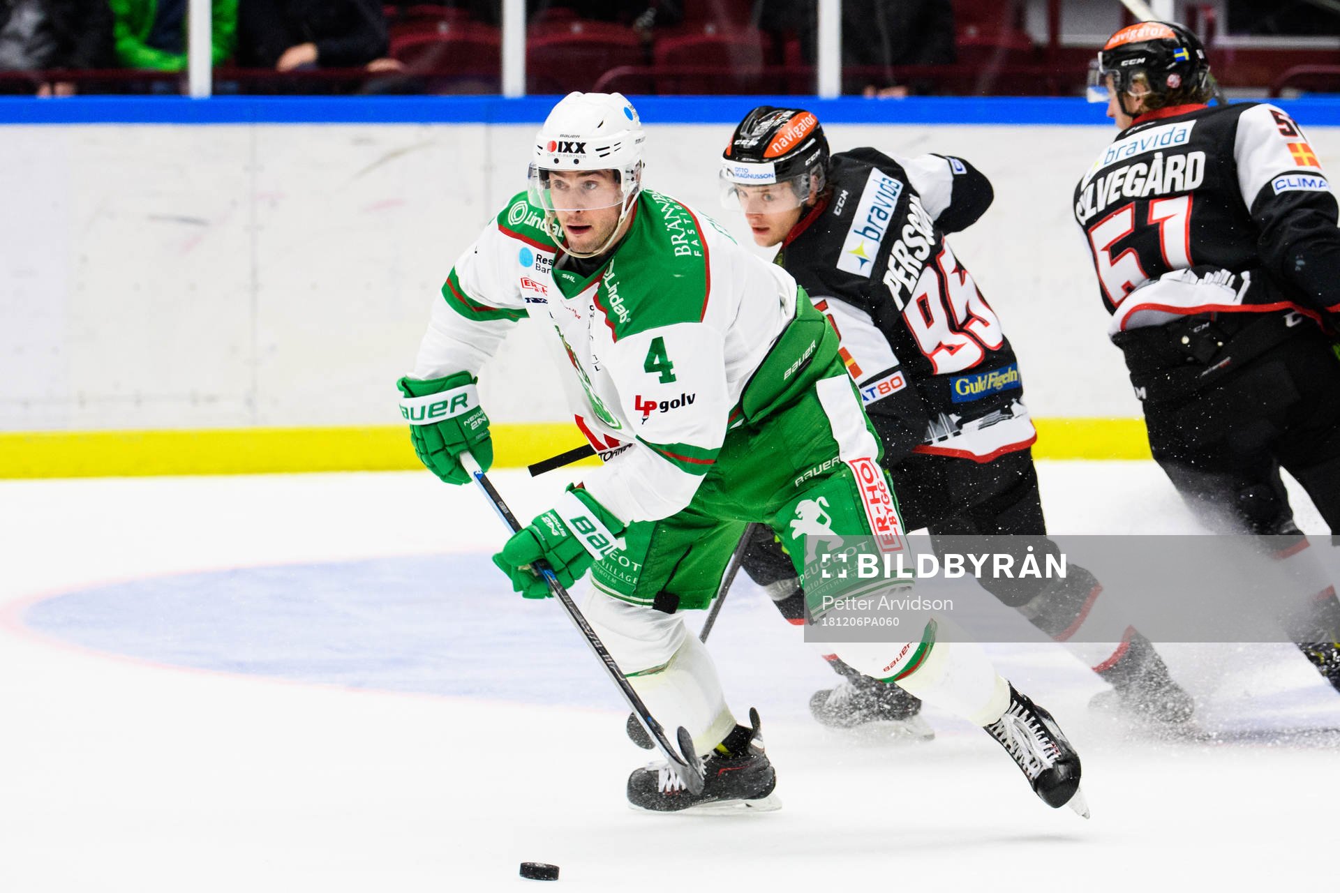 Rögles Kodie Curran och Malmö Redhawks Carl Persson