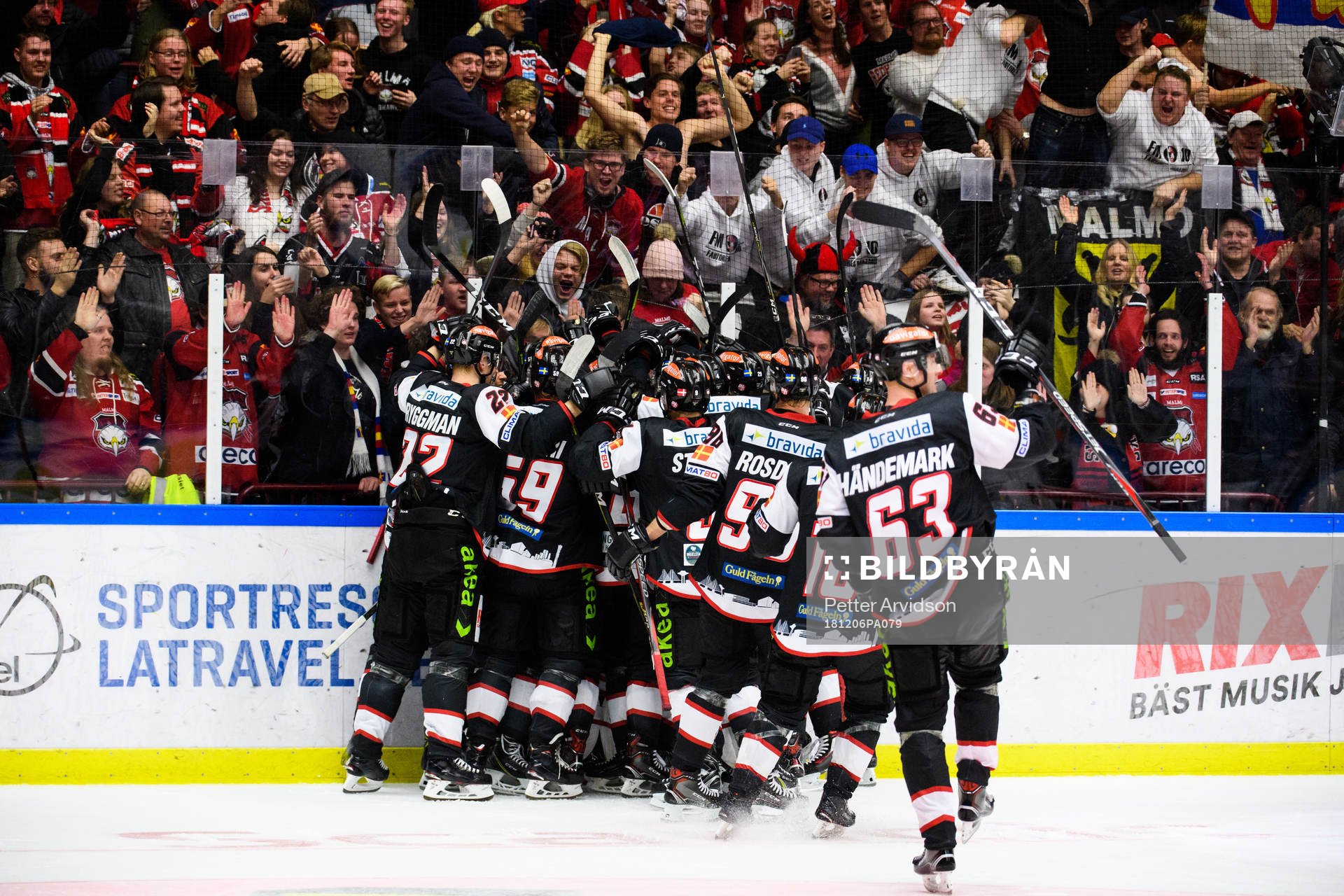 Malmö Redhawks spelare jublar med Johan Olofsson