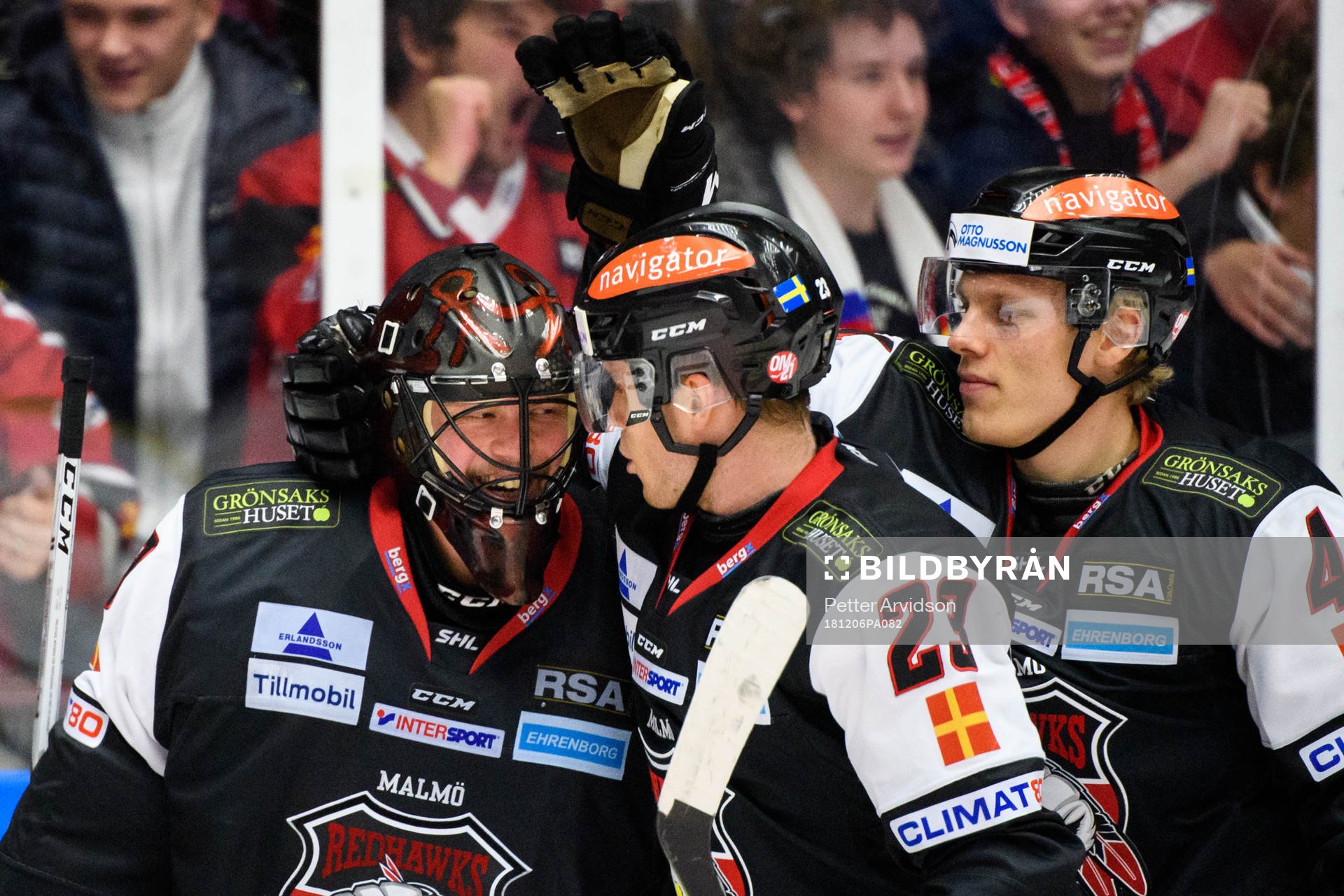 Malmö Redhawks målvakt Oscar Alsenfelt jublar med