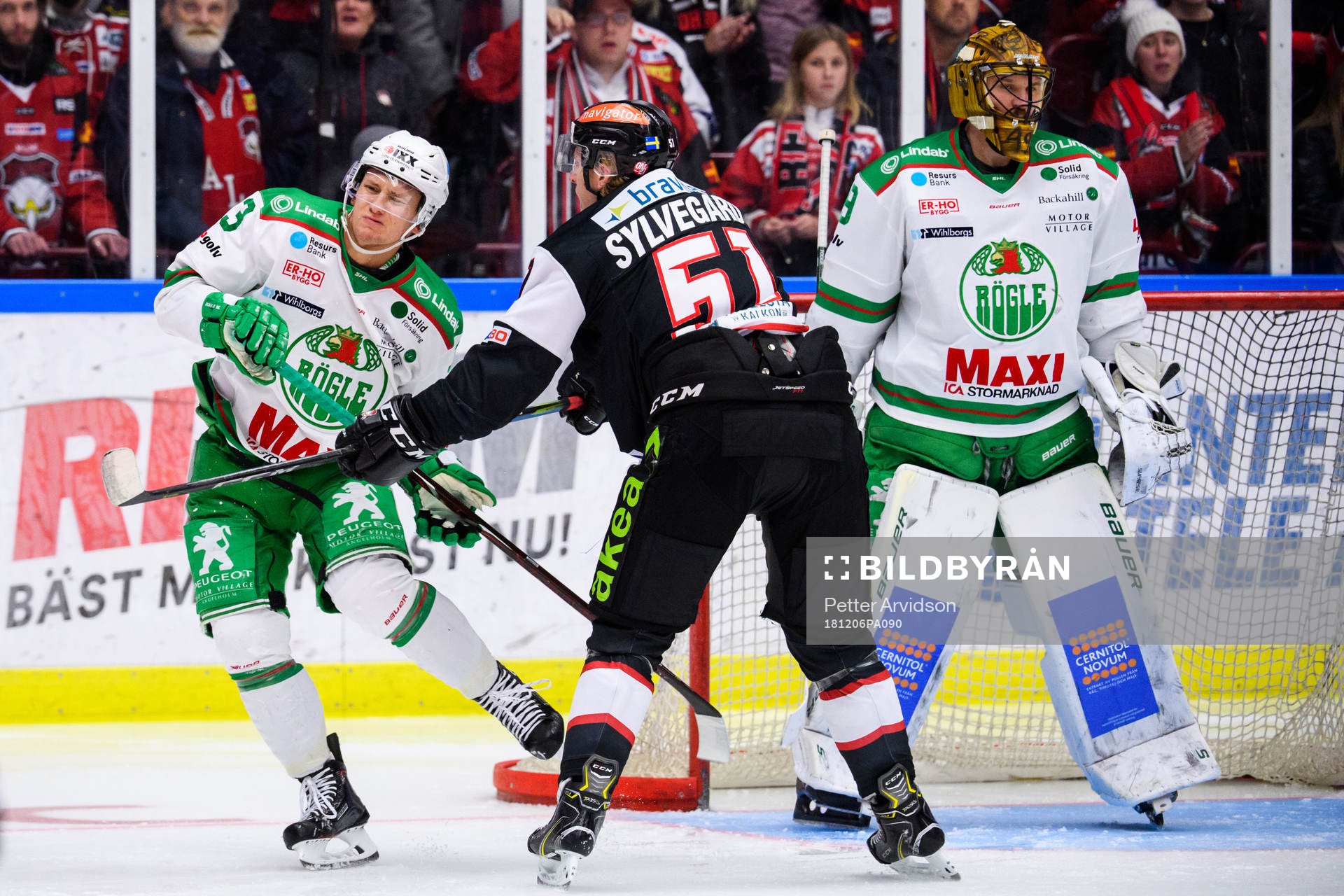 Malmö Redhawks Emil Sylvegård tacklar Rögles Daniel