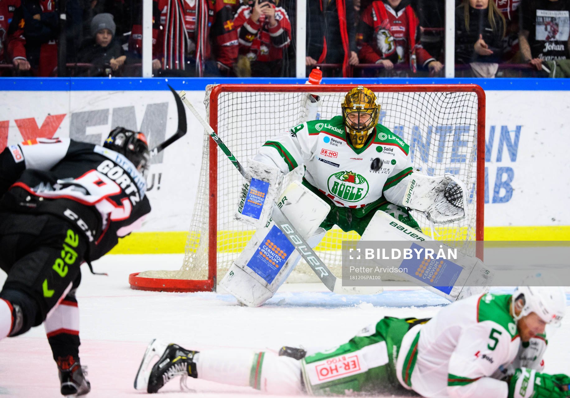 Malmö Redhawks Max Görtz skjuter mot Rögles målvakt