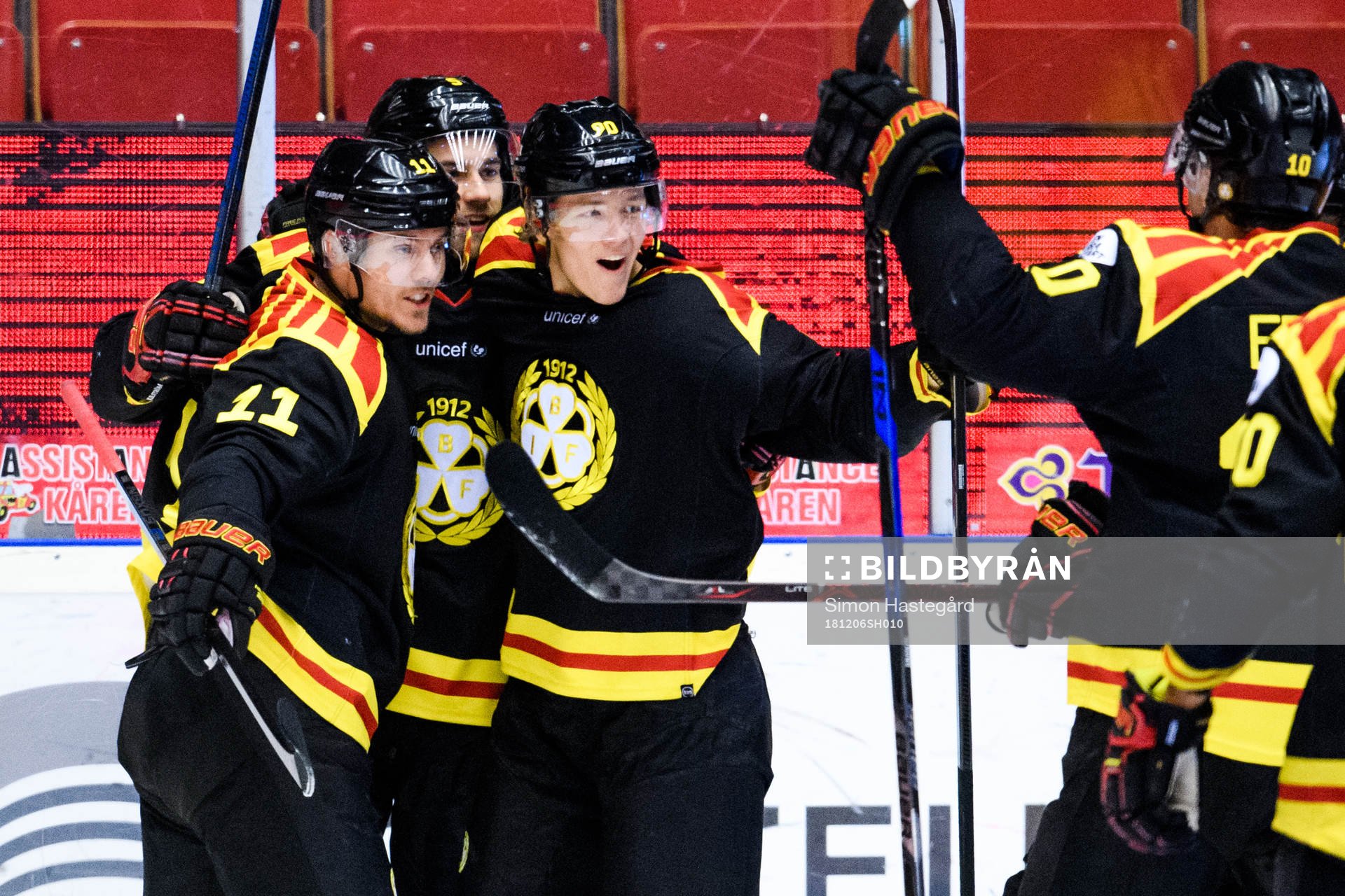 Brynäs Joel Kellman och Niclas Andersén jublar med Lukas