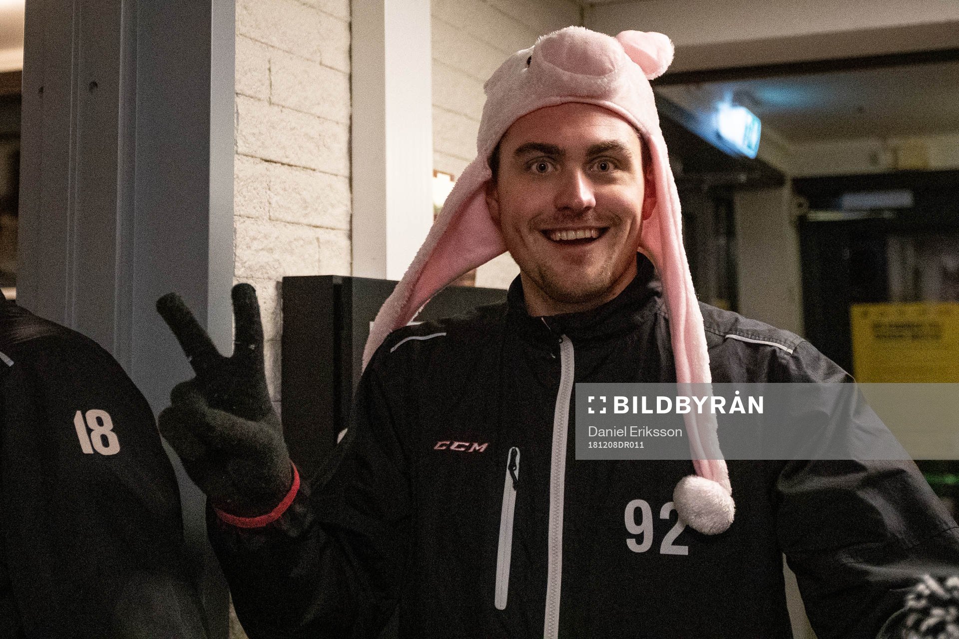 Linjedomare David Laksola  innan ishockeymatchen i SHL