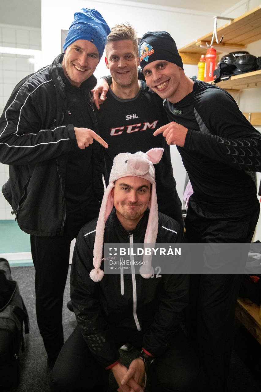 Linjedomare David Laksola och Mikael Nord och Johan
