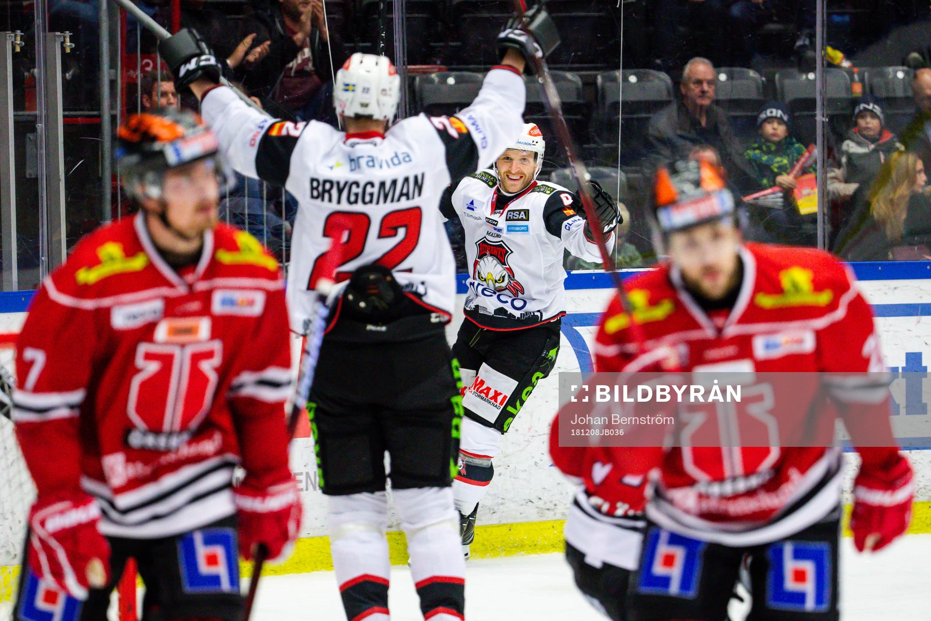 Malmö Redhawks Frederik Storm jublar med lagkamrater