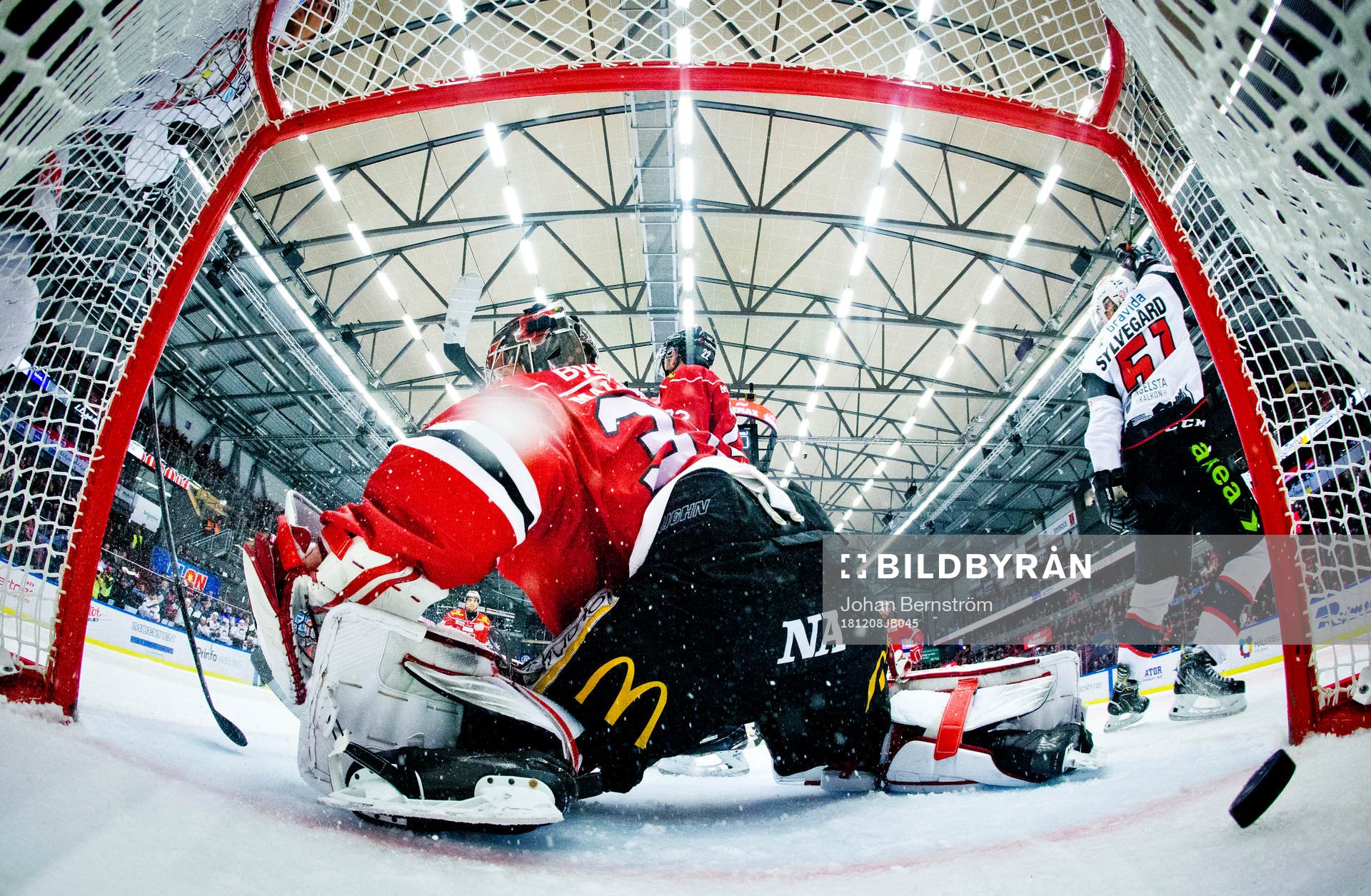 Malmö Redhawks Max Görtz gör 0-1 på Örebros målvakt