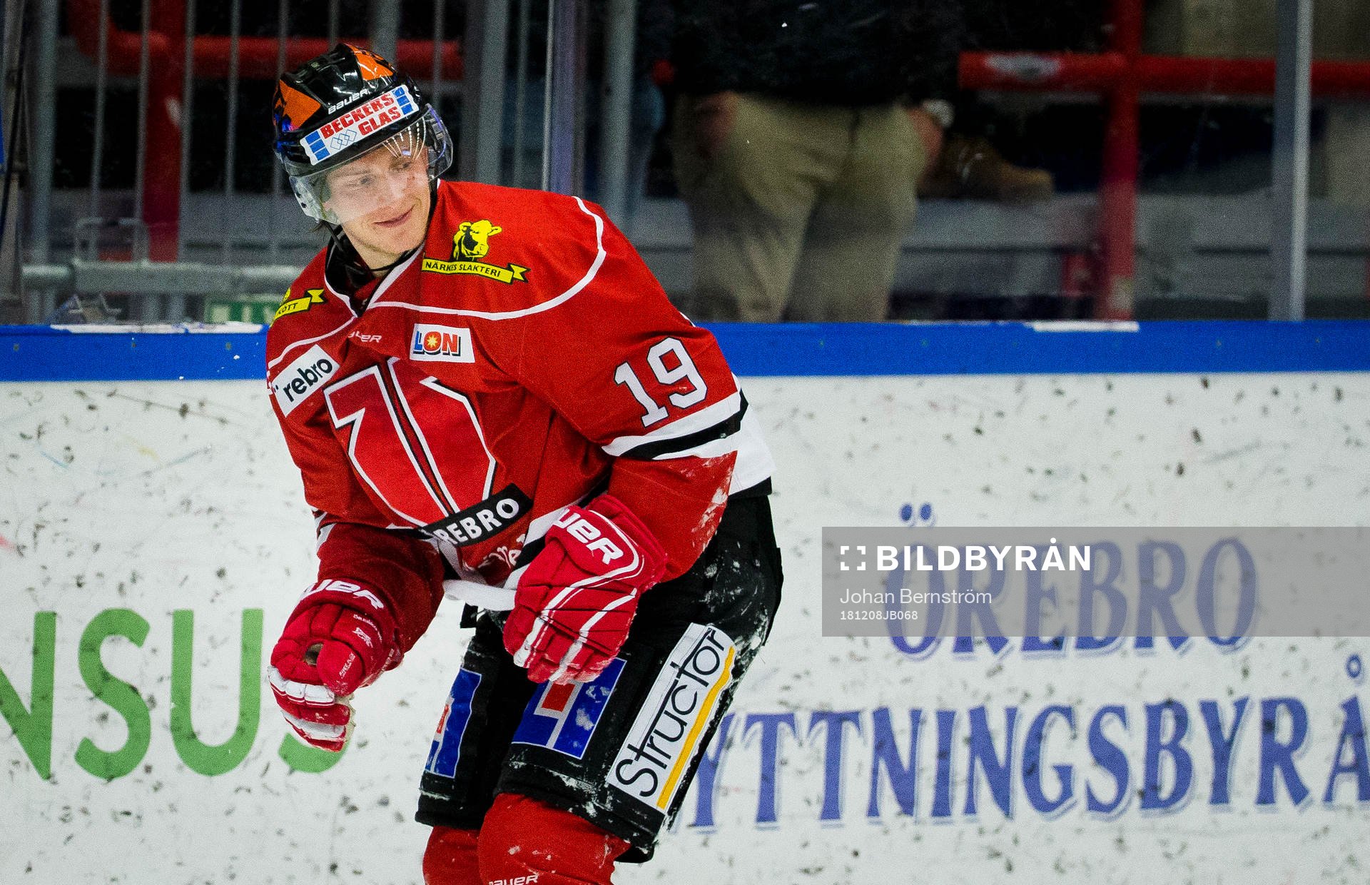 Örebros Patrik Virta får en smäll och åker av isen