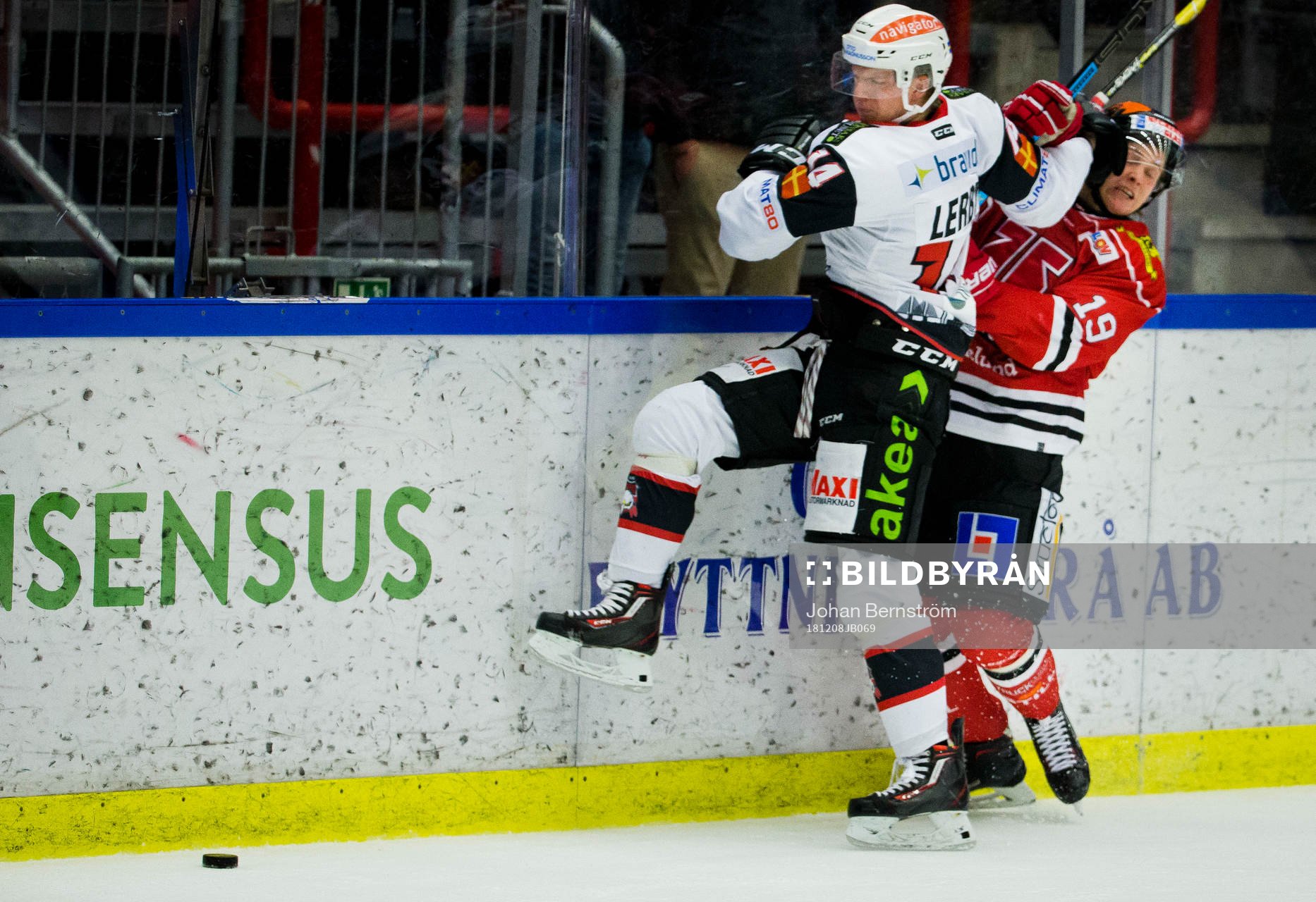 Örebros Patrik Virta får en smäll av Malmö Redhawks