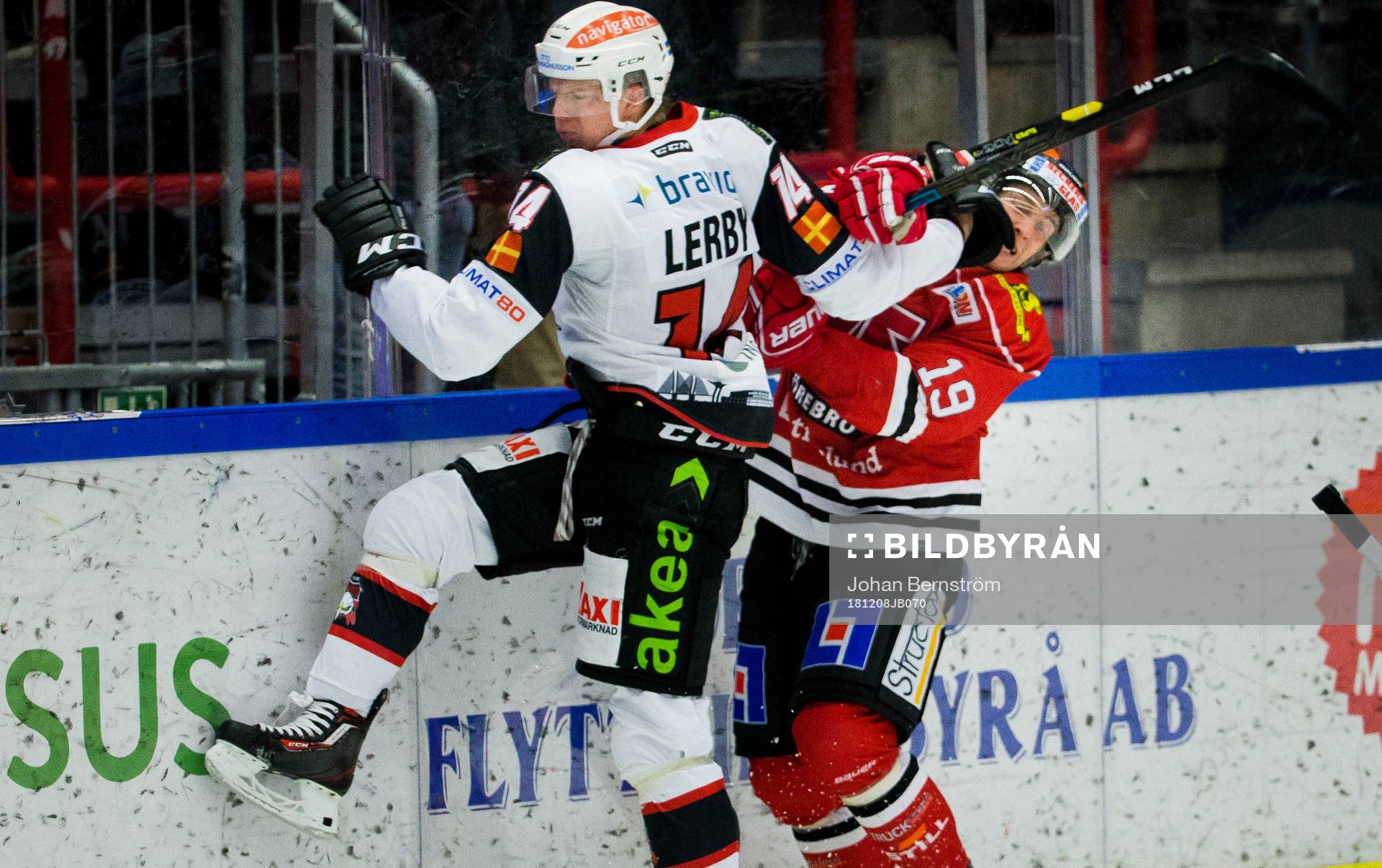 Örebros Patrik Virta får en smäll av Malmö Redhawks
