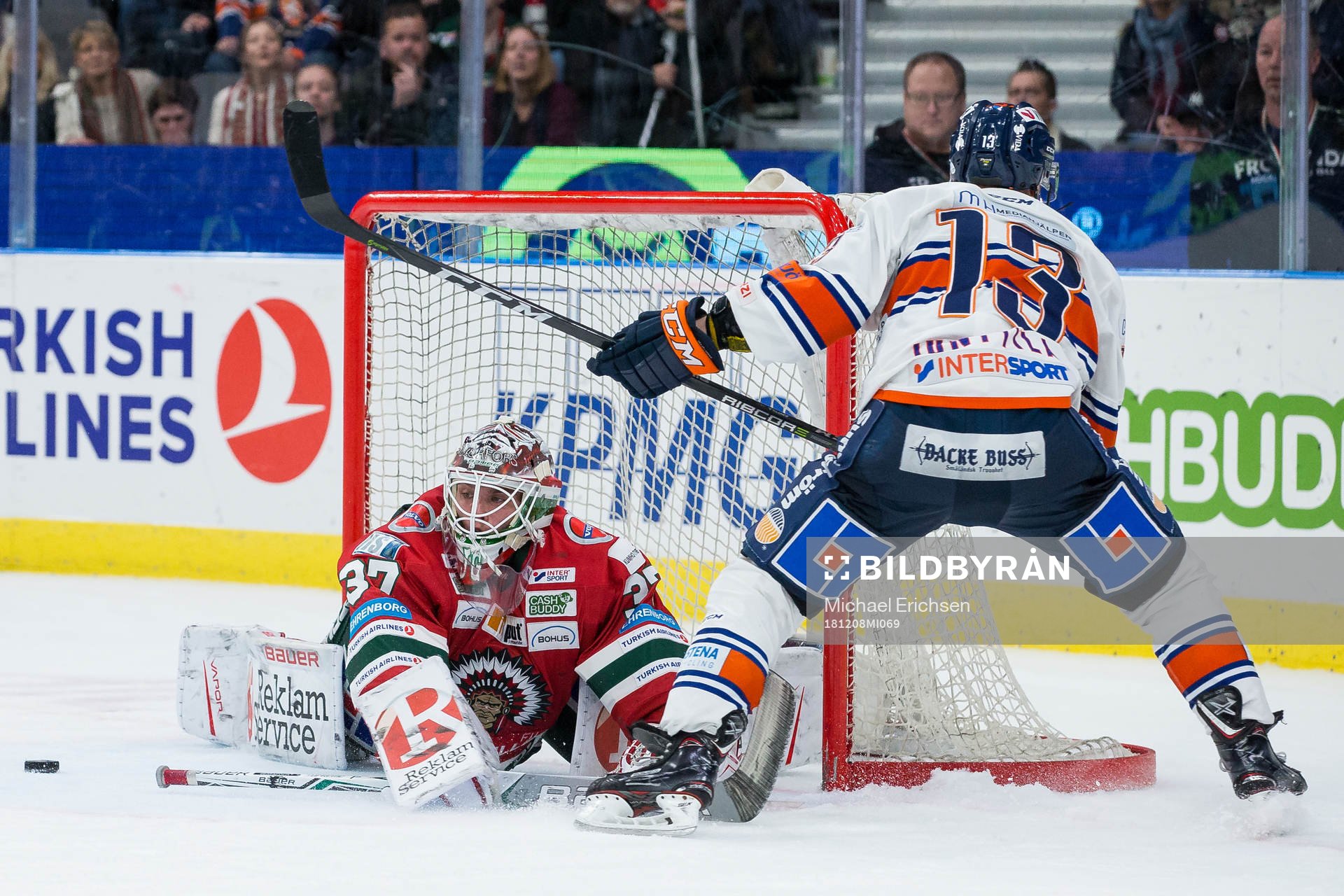 Frölundas målvakt Johan Gustafsson räddar en straff