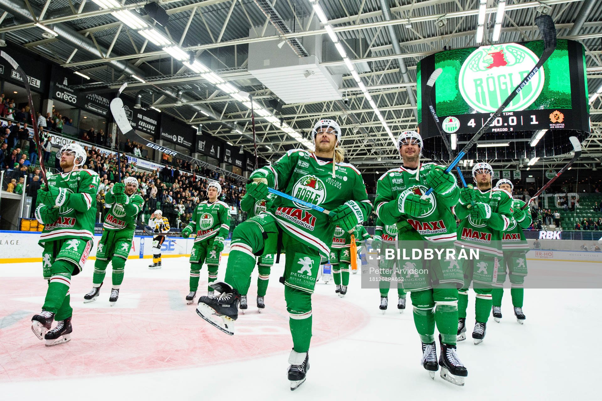 Rögles Olle Liss och Kodie Curran jublar