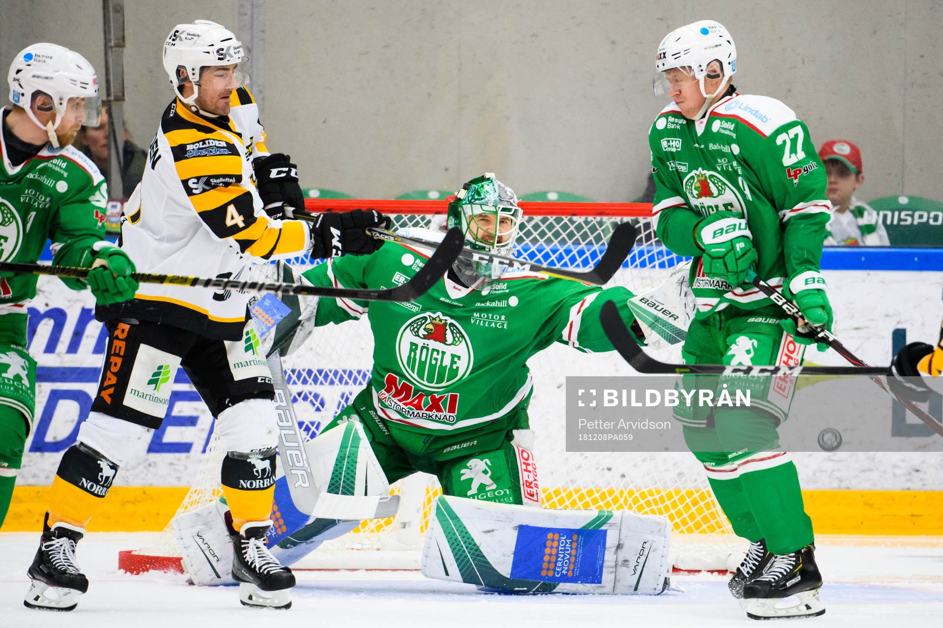 Skellefteås Bud Holloway oroar vid Rögles målvakt Ville