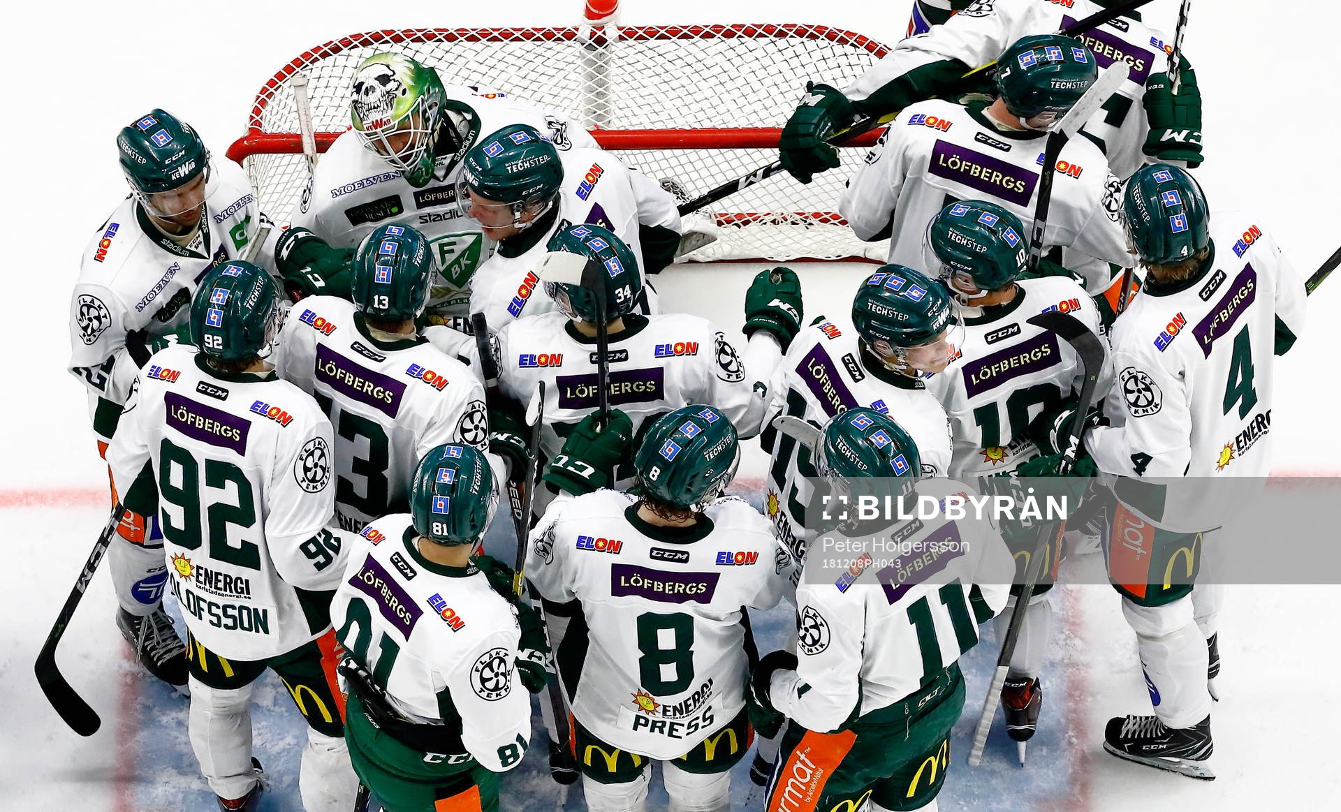 Färjestads spelare jublar och tackar målvakt Markus