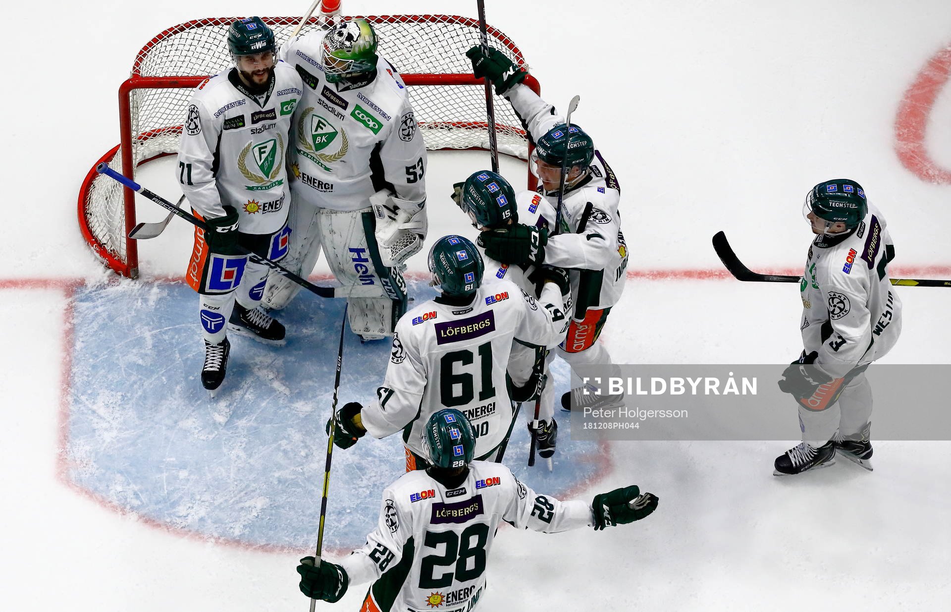 Färjestads spelare jublar och tackar målvakt Markus