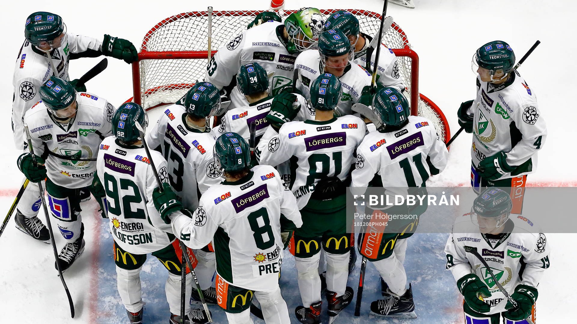 Färjestads spelare jublar och tackar målvakt Markus