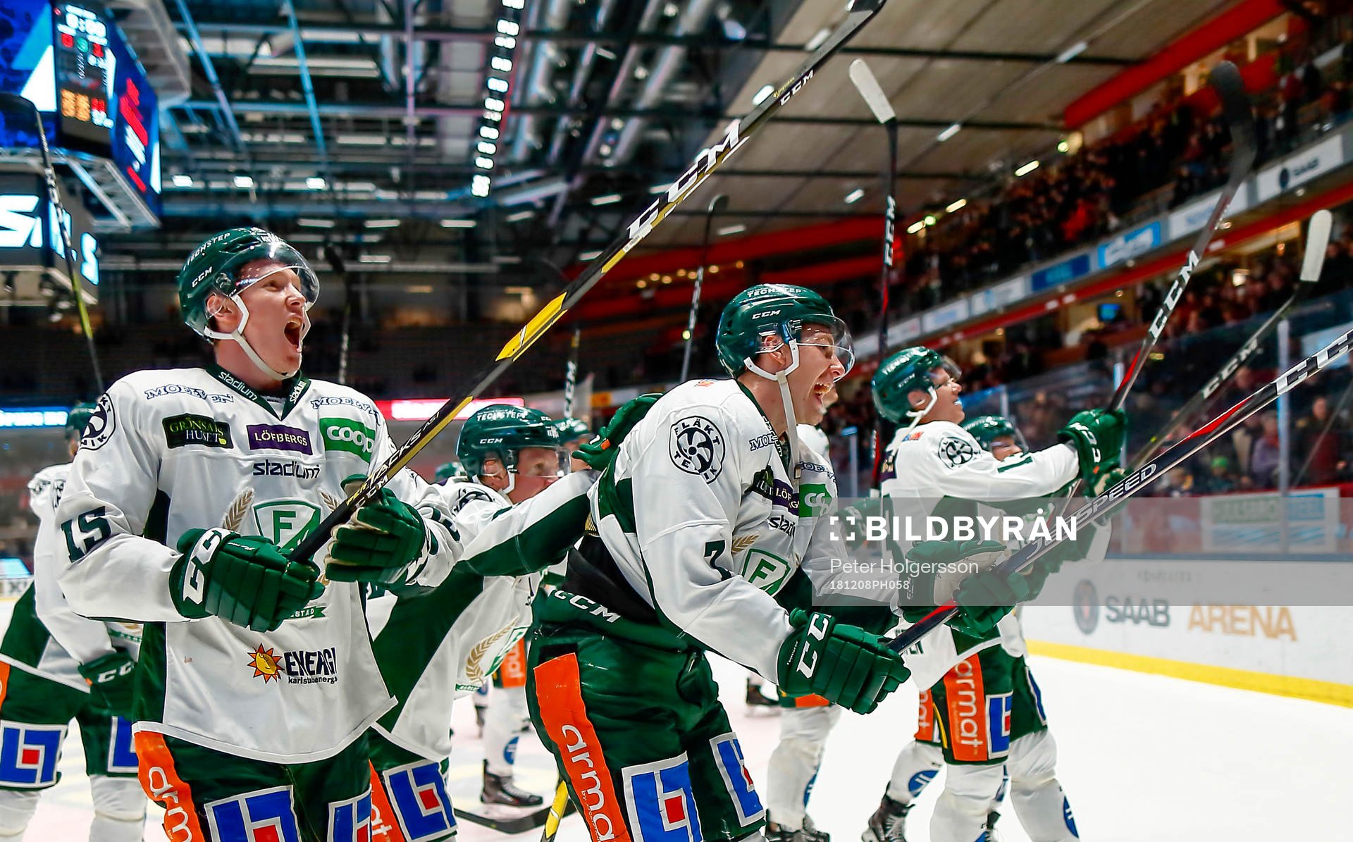 Färjestads spelare jublar och tackar publiken
