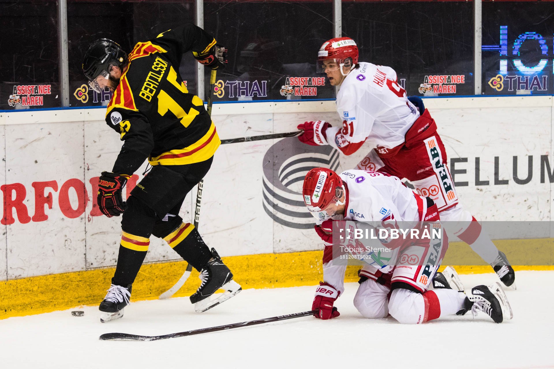 Brynäs Simon Bertilsson med pucken och Timrås Johannes