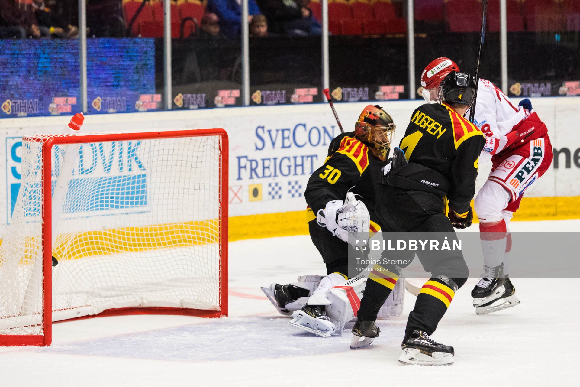 Timrås Anton Wedin (ej i bild) gör 2-1 på Brynäs