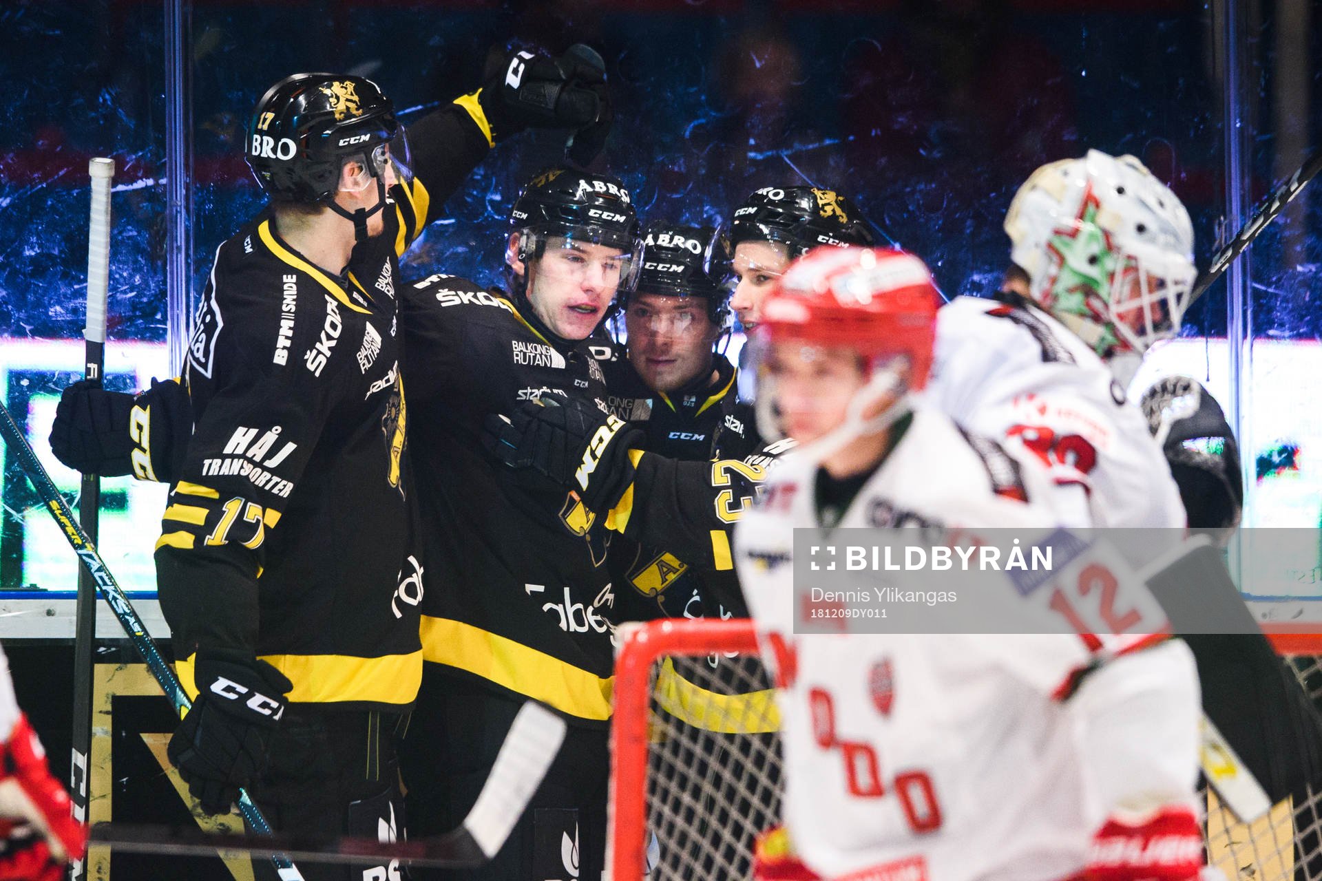 s Anton Holm jublar med lagkamrater