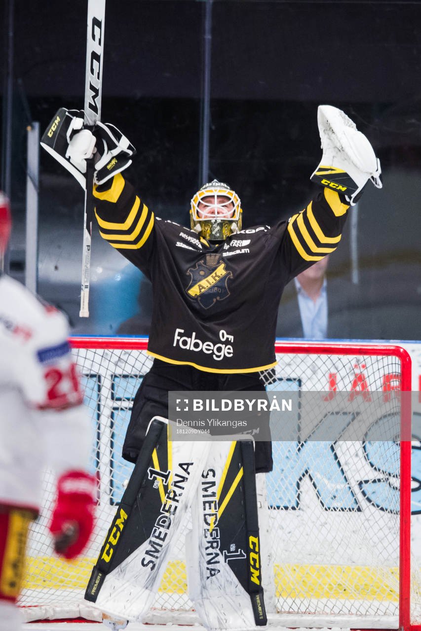s målvakt Erik Källgren jublar