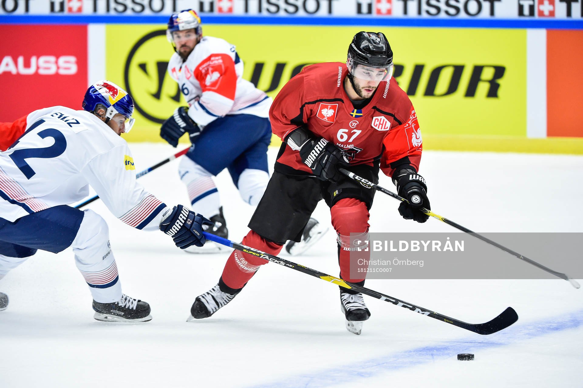 Yasin Ehliz  of Red Bull Munich and Konstantin Komarek of