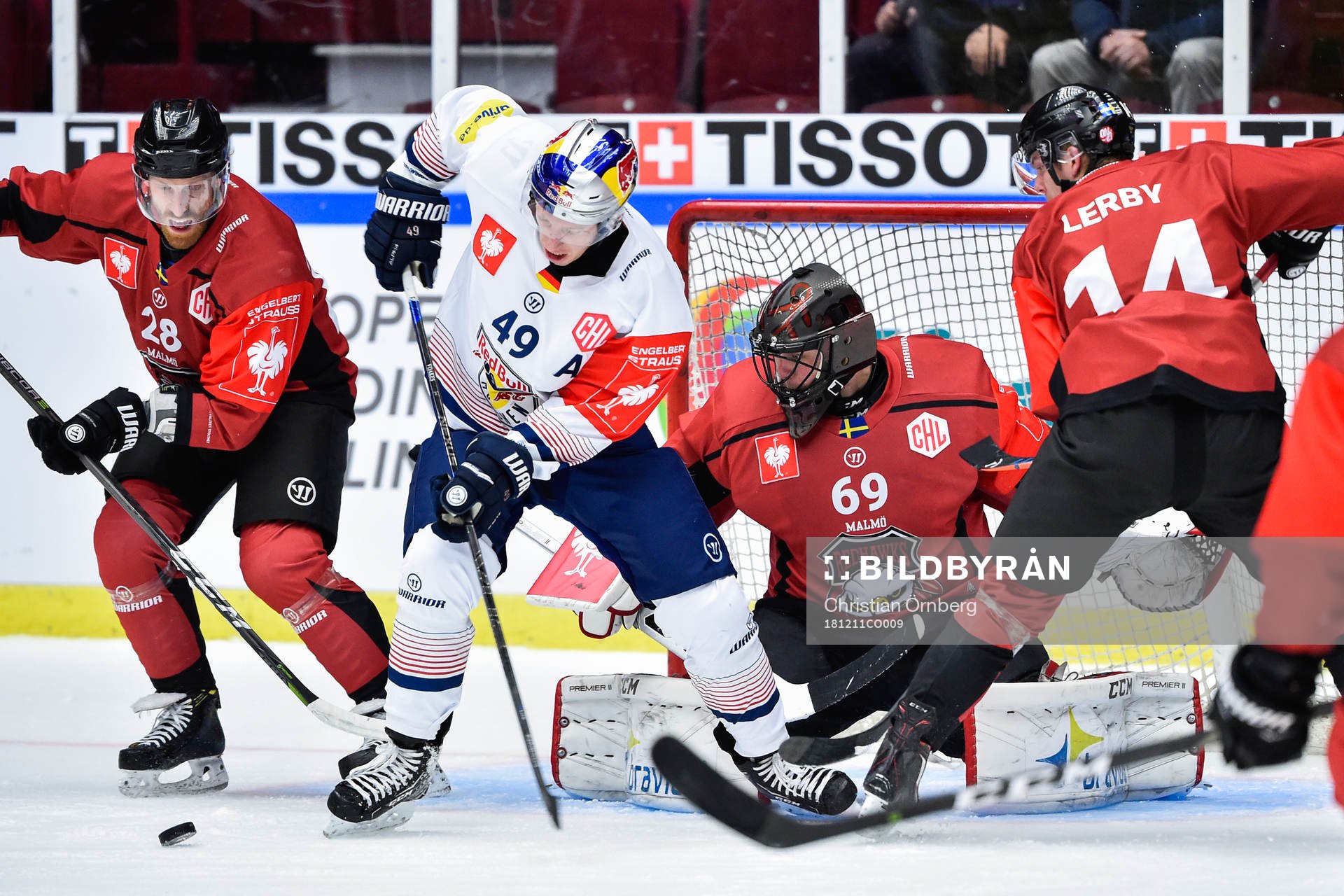 Mark Voakes  of Red Bull Munich competes for the puck with