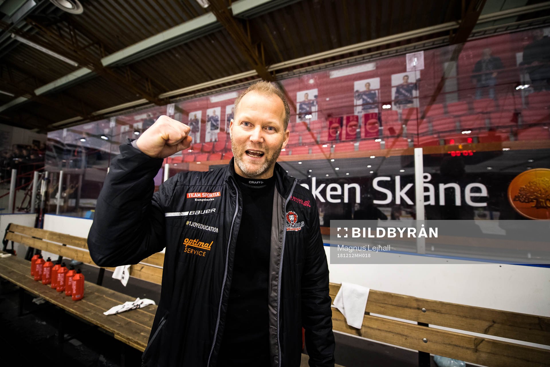 Hanhals tränare Niclas Högberg jublar