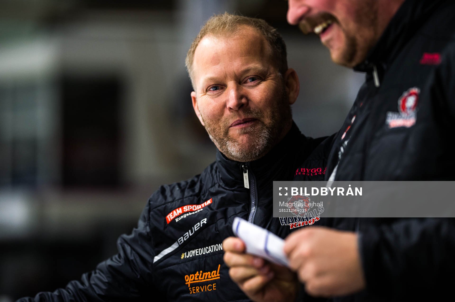 Hanhals tränare Niclas Högberg jublar ishockeymatchen i