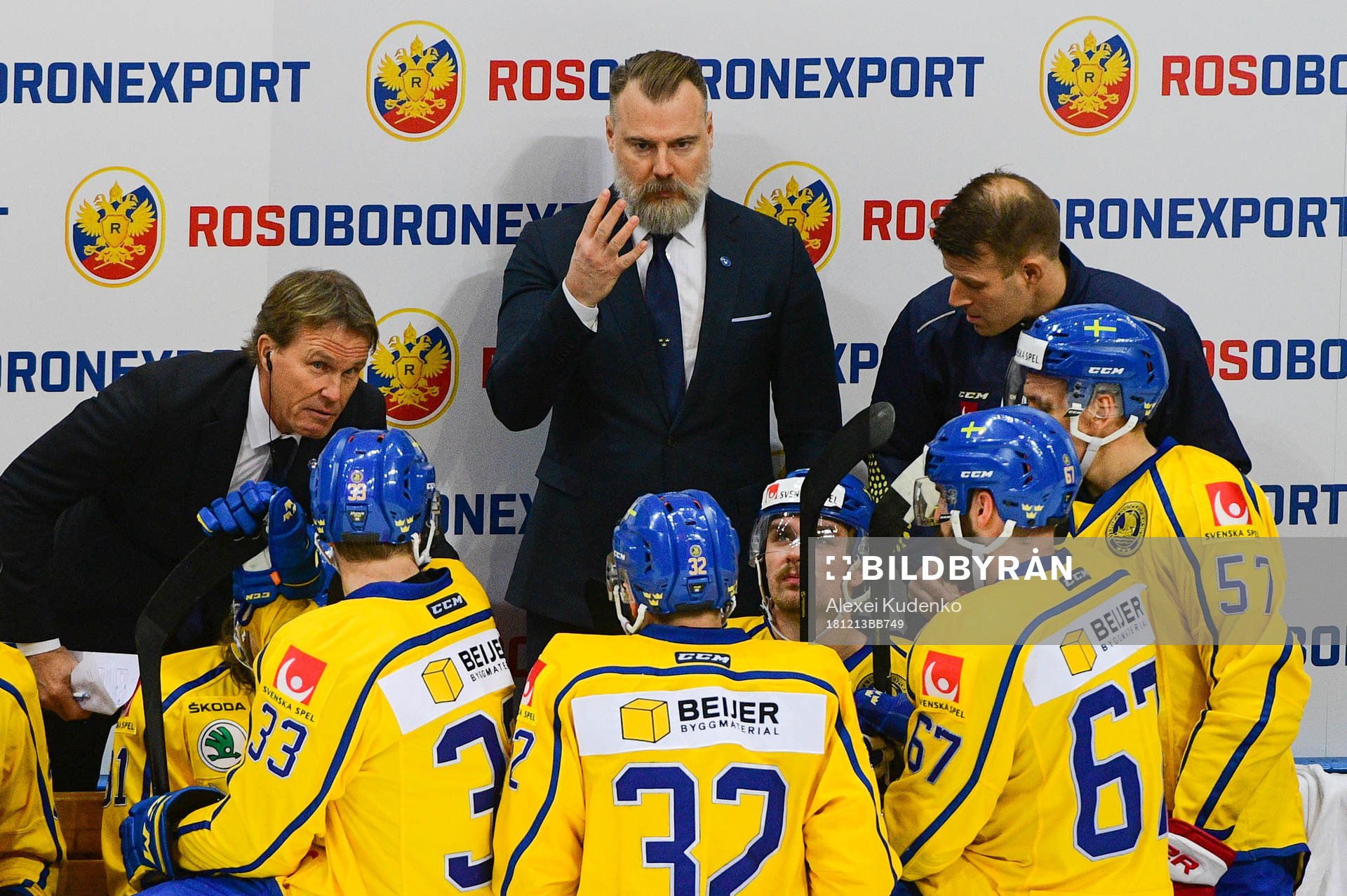 Sweden's head coach Rikard Gronborg, centre, talks to his