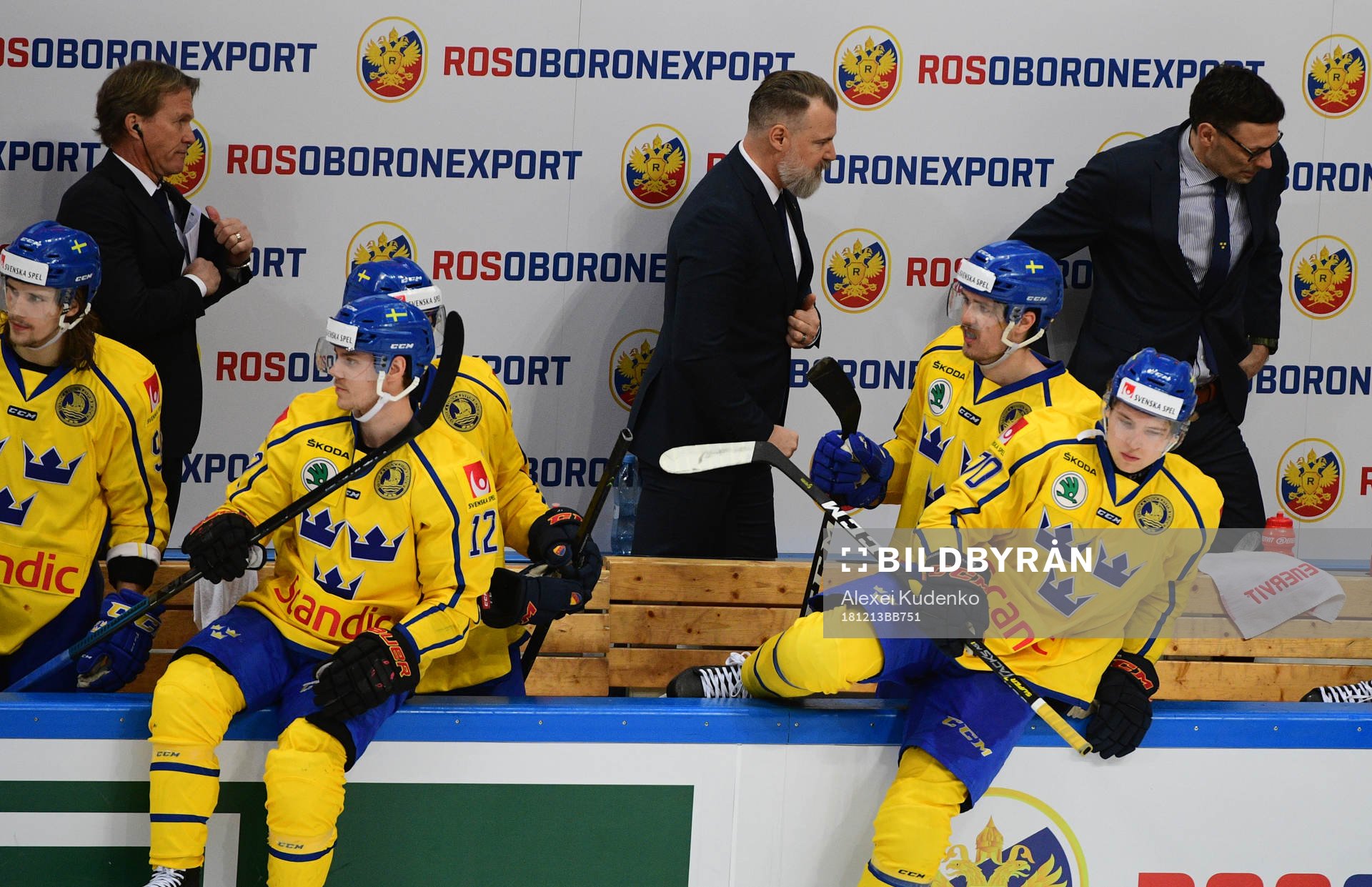 Sweden's head coach Rikard Gronborg, centre, and his team
