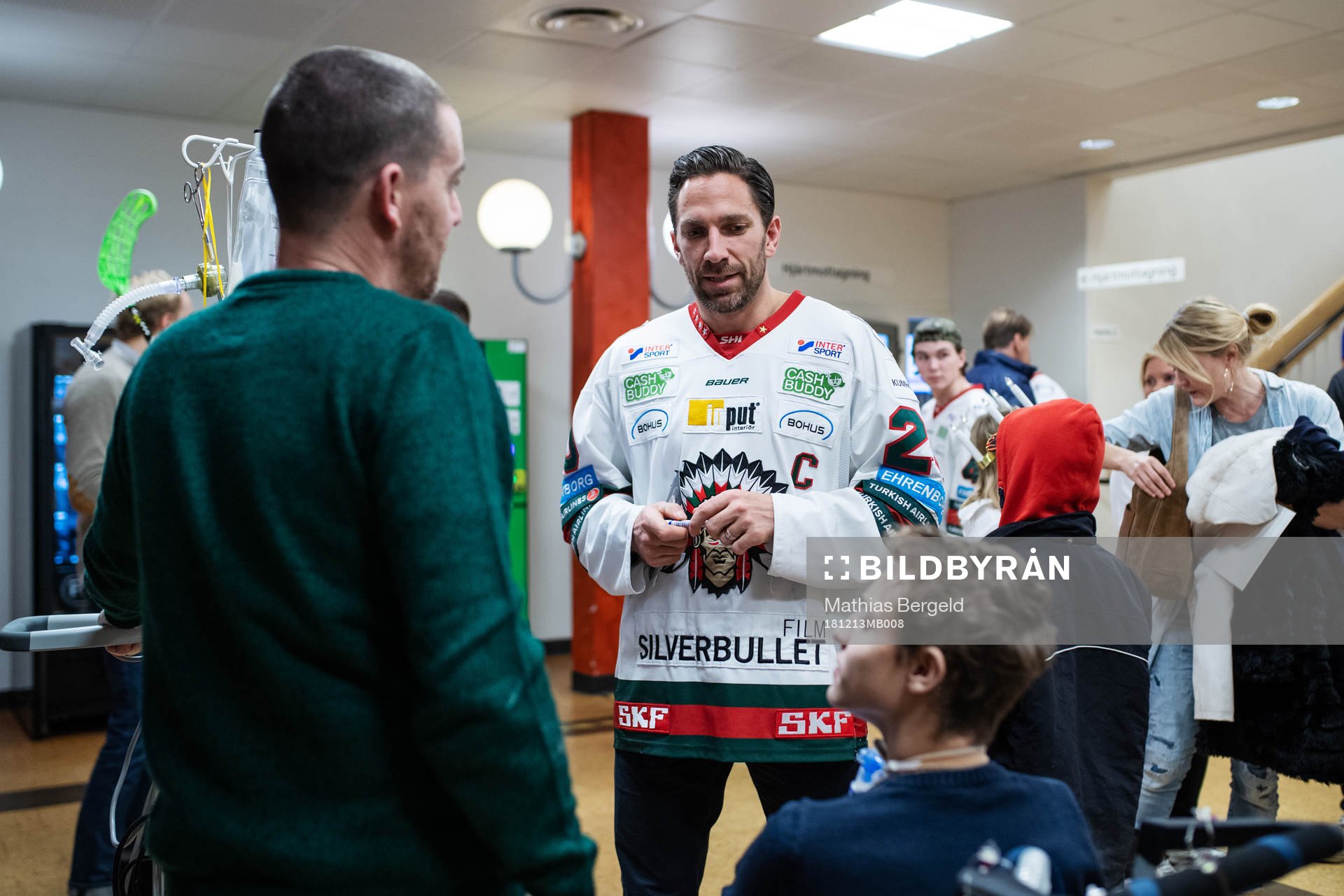 Eddie Svensson och Jonas Andreasson pratar med Joel