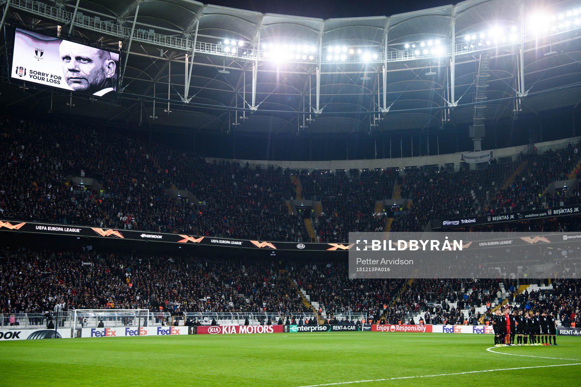 Players of Malmö FF to honor Håkan Jeppsson during a silent minute ahead of the Europa league match between Besiktas and Malmö FF on December 13, 2018 in Istanbul.