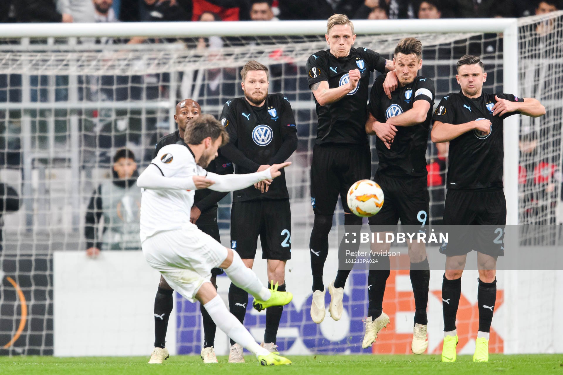 Dorukhan Toköz of Besiktas with a free kick while Fouad