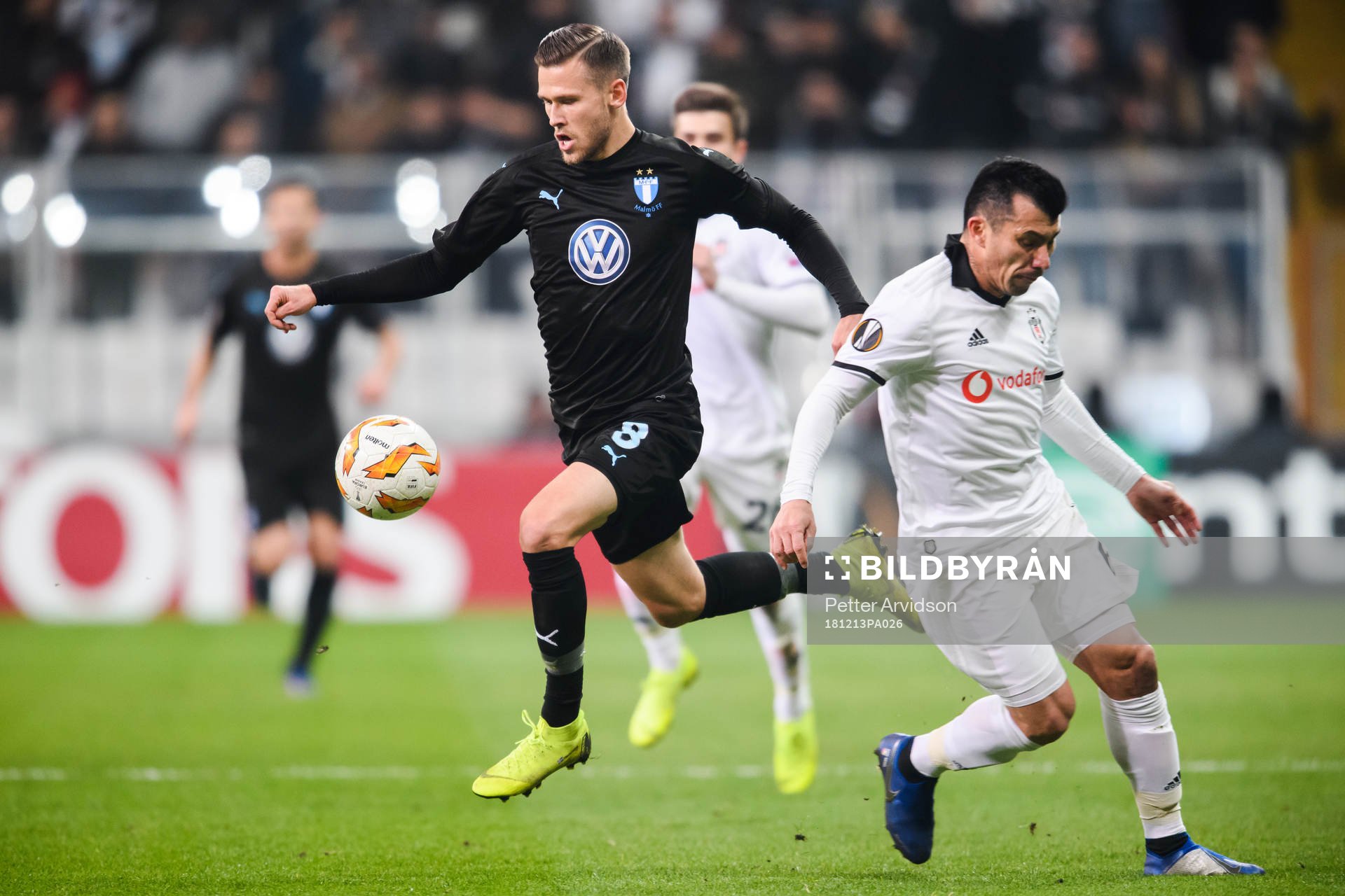 Arnór Ingvi Traustason of Malmö FF and Gary Alexis Medel