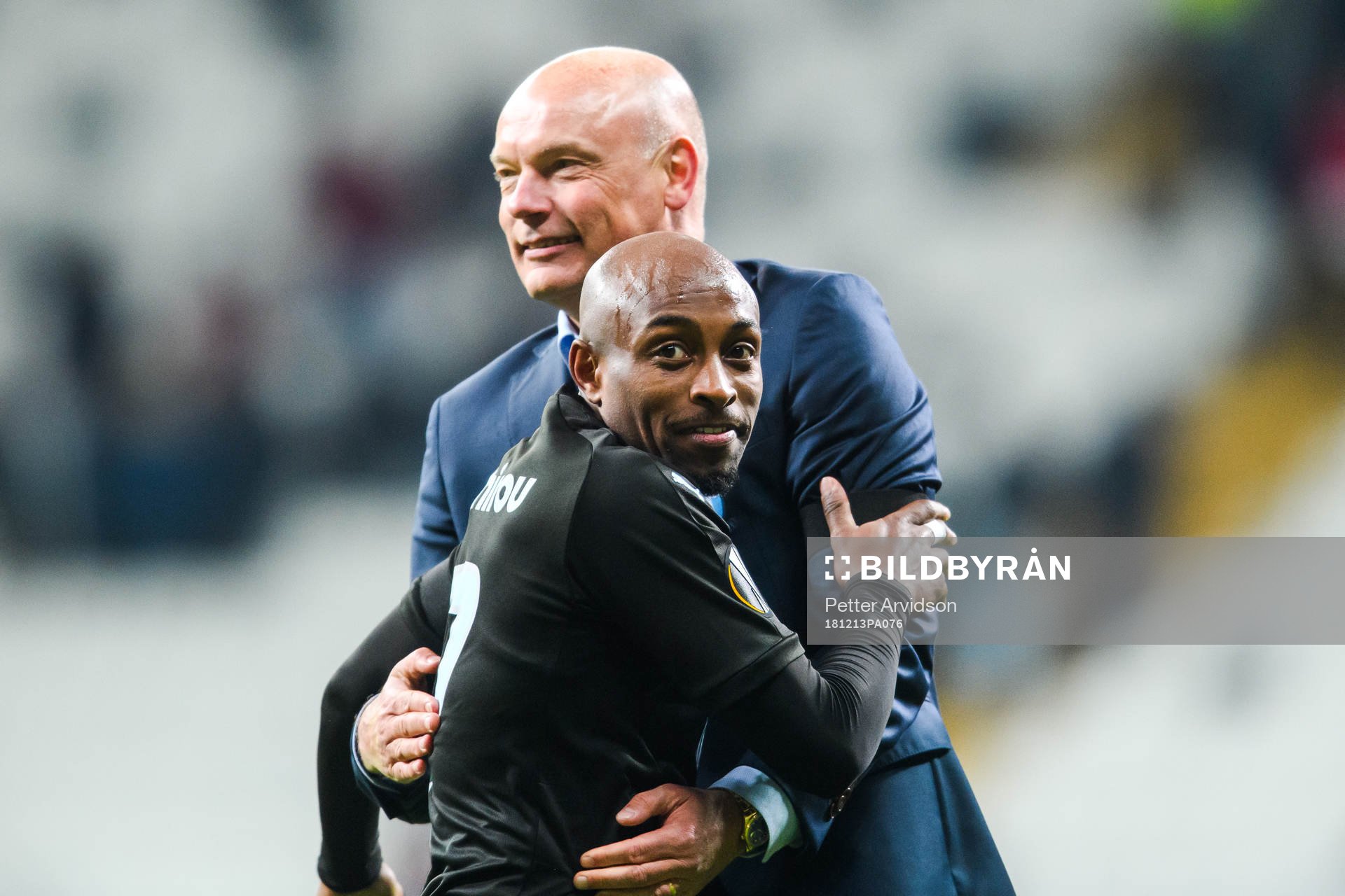 Fouad Bachirou celebrates with head coach Uwe Rösler of